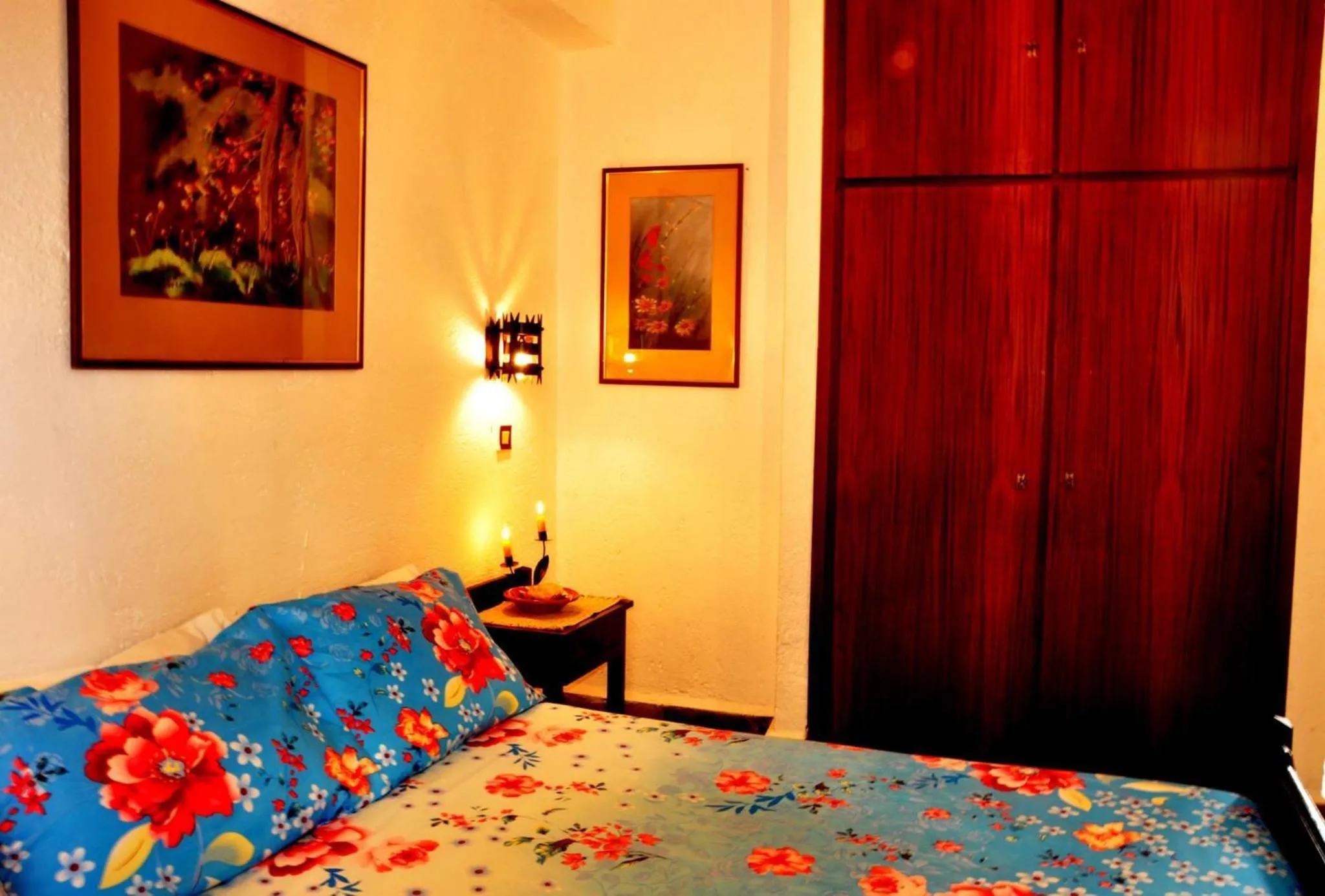 Bedroom, Bed in Heliotrope Apartments