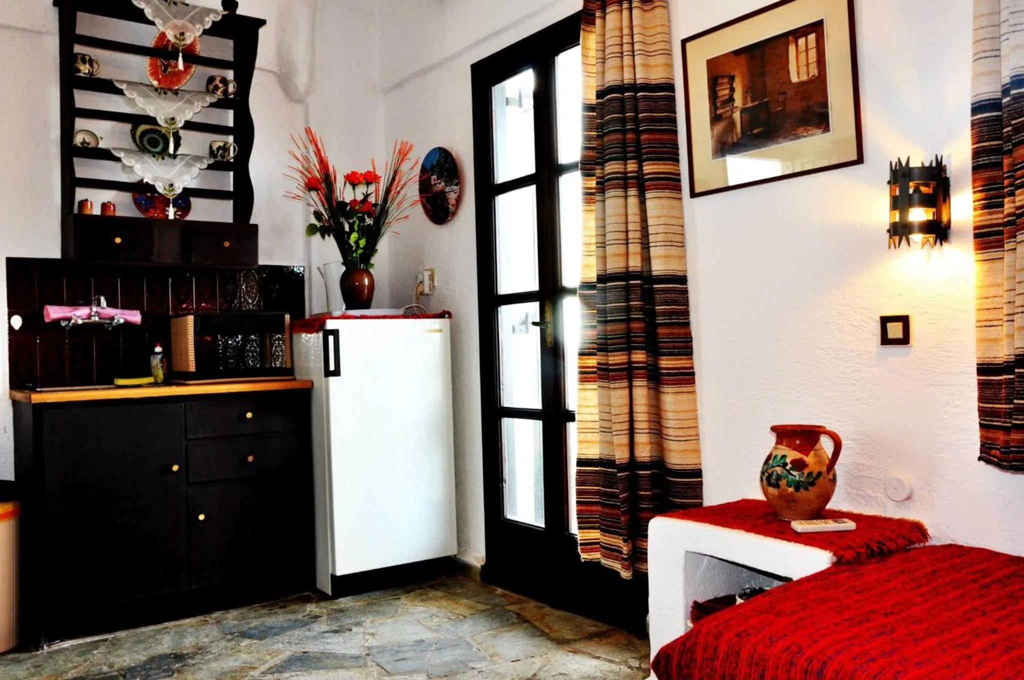 Kitchen or kitchenette, Bed in Heliotrope Apartments