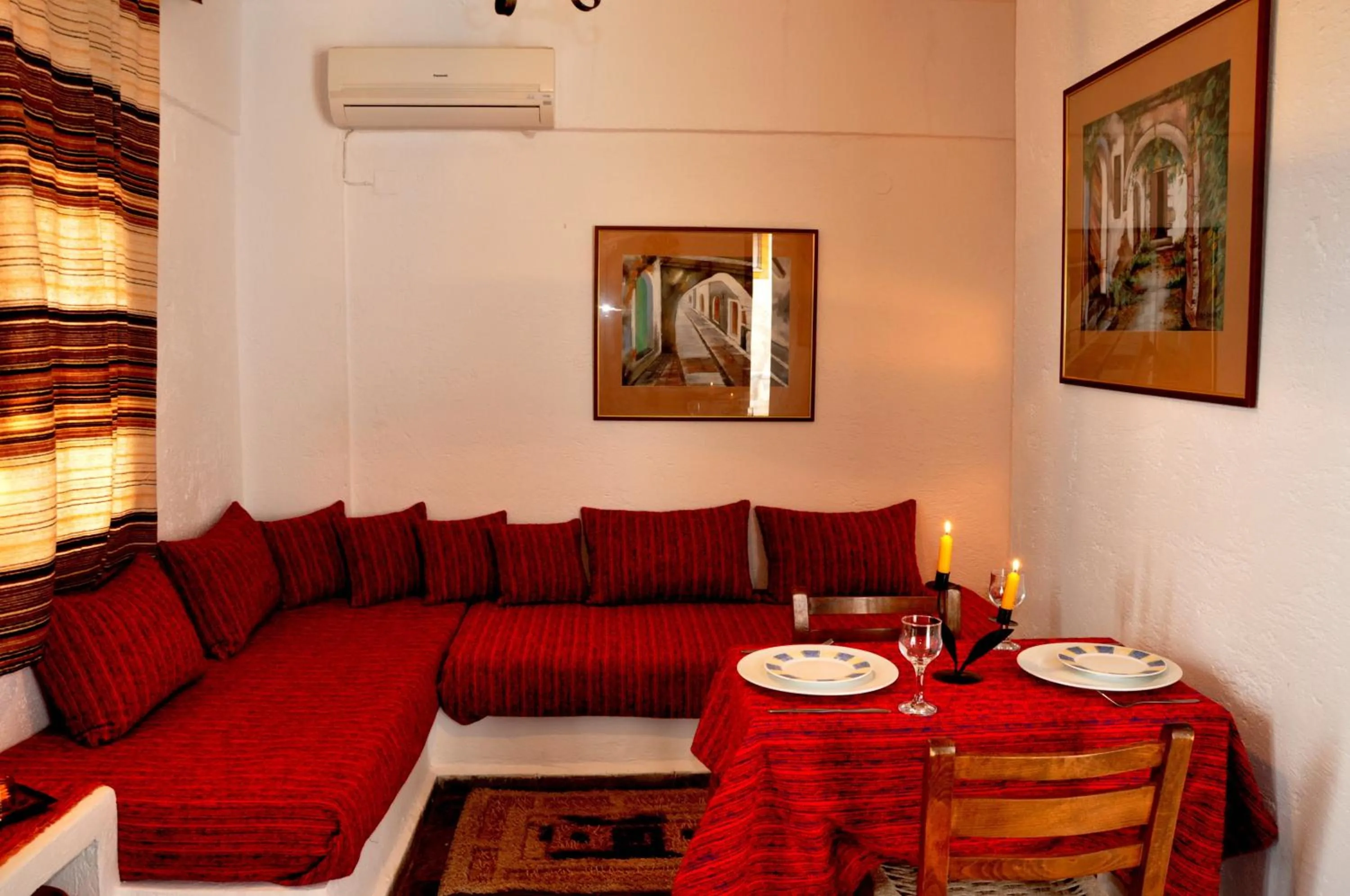 Living room in Heliotrope Apartments