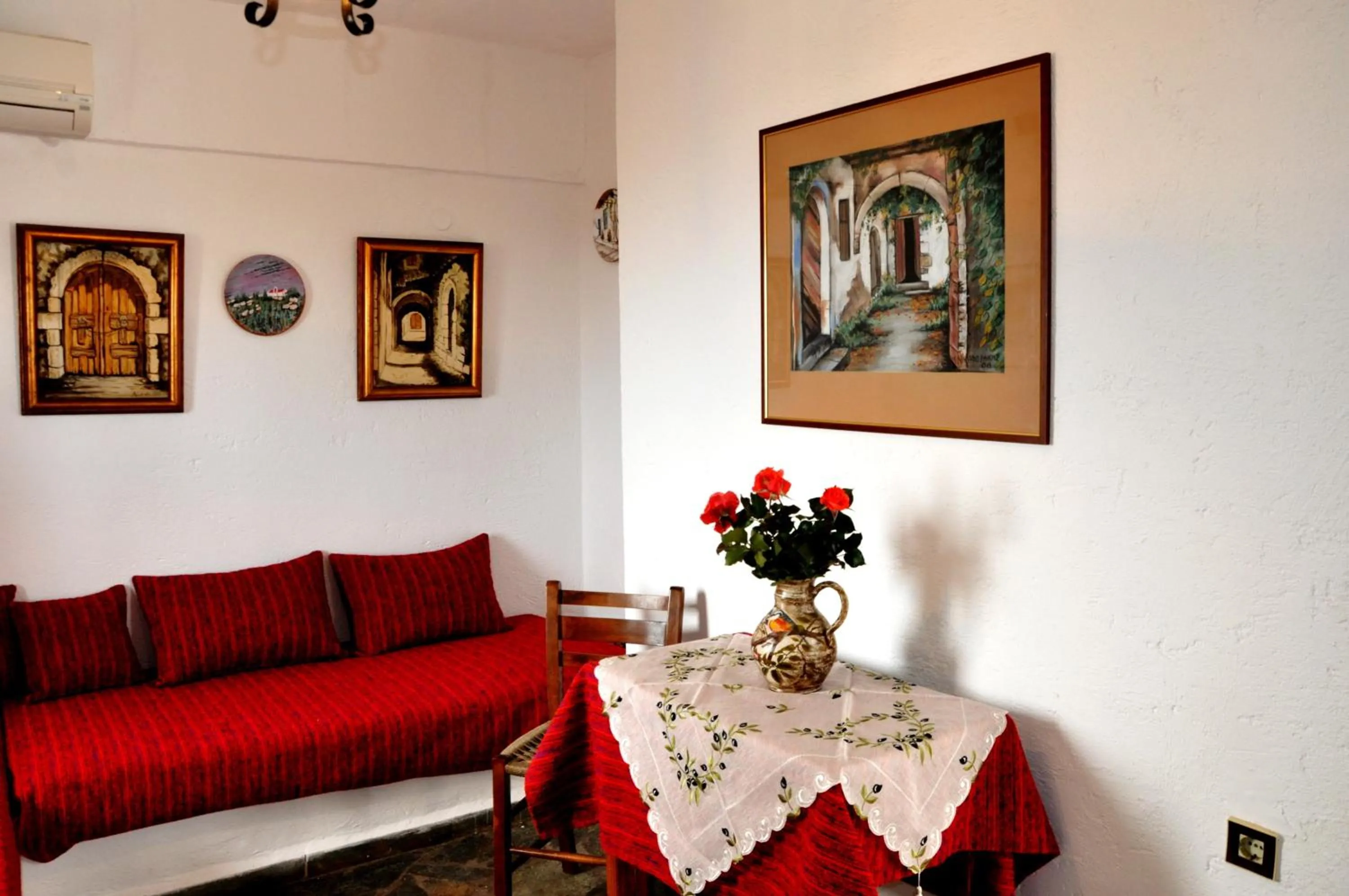 Living room in Heliotrope Apartments