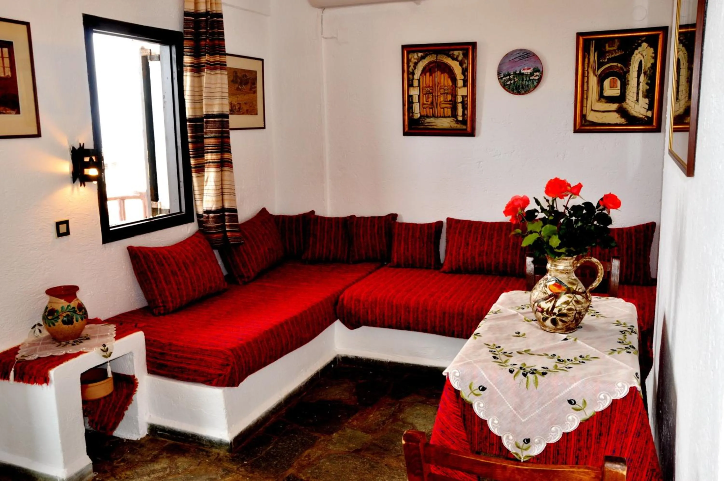 Living room in Heliotrope Apartments