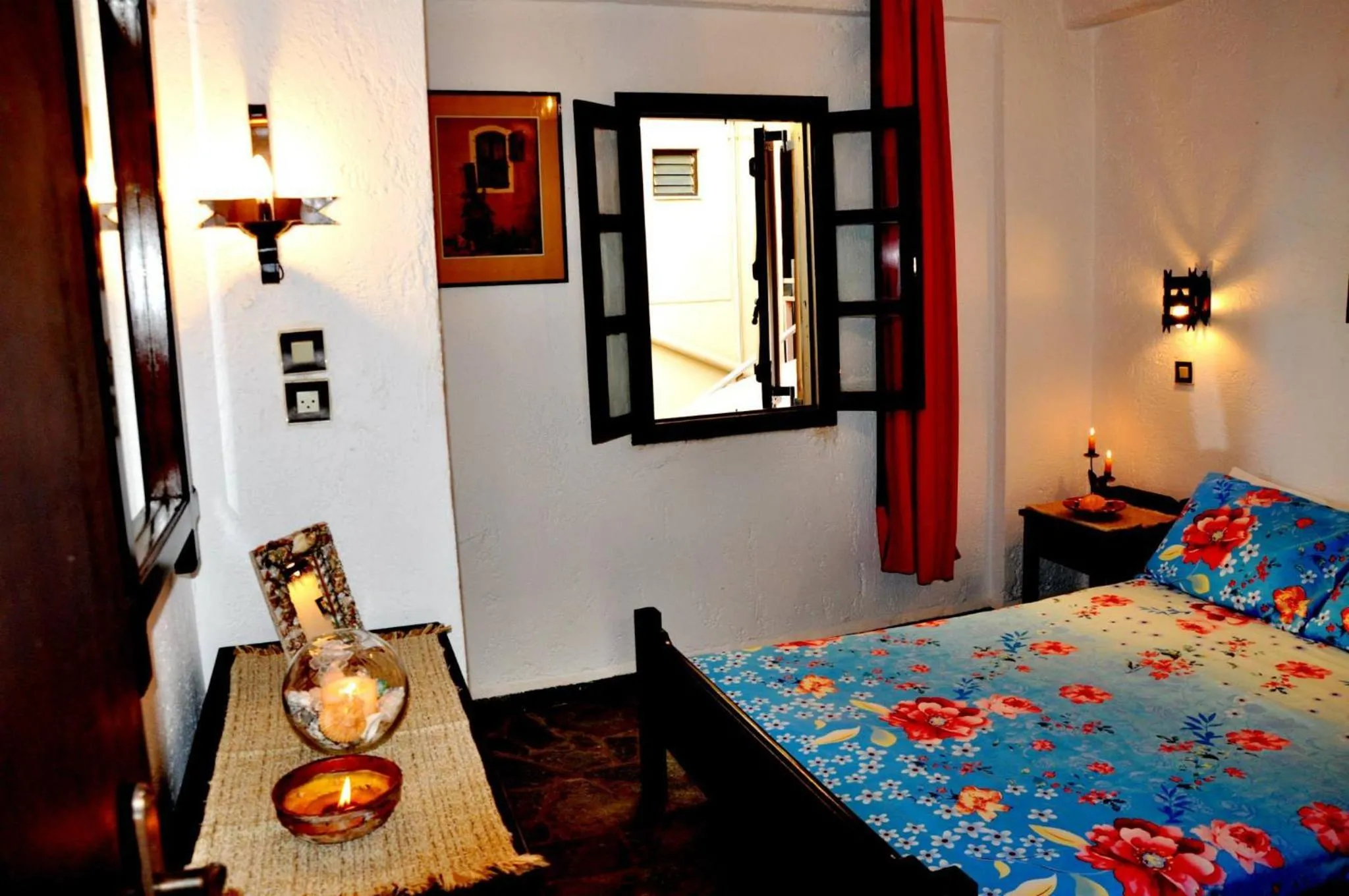 Bedroom, Bed in Heliotrope Apartments