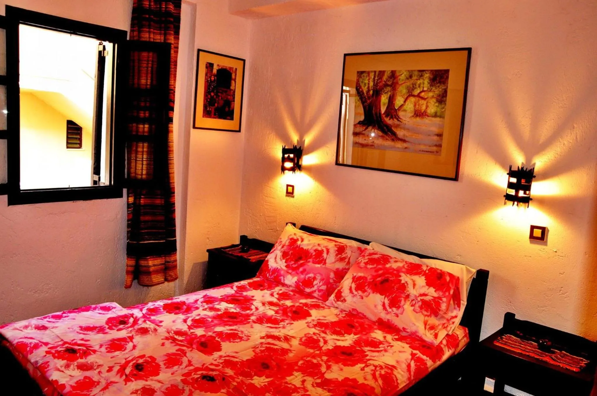 Bedroom, Bed in Heliotrope Apartments