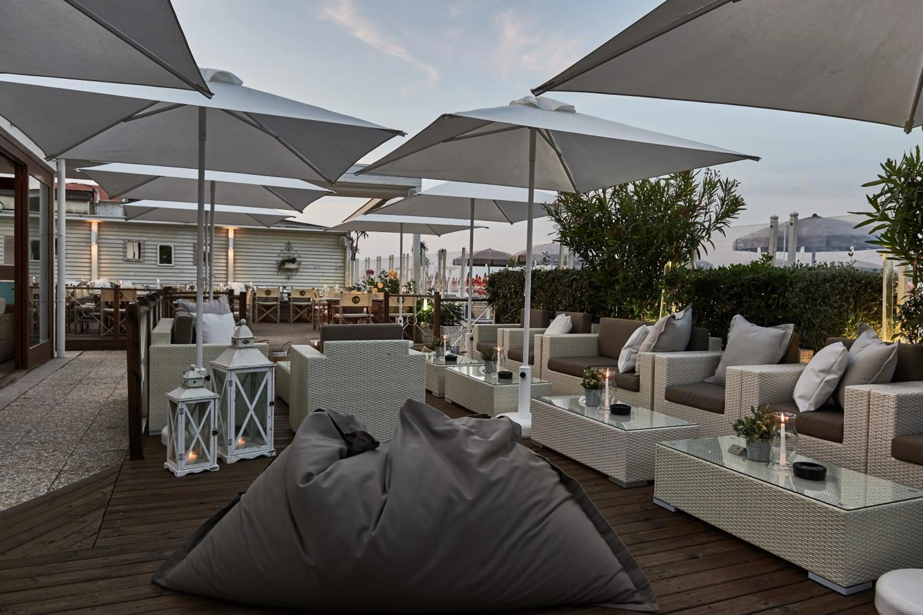 Restaurant/places to eat in Rouge Hotel International