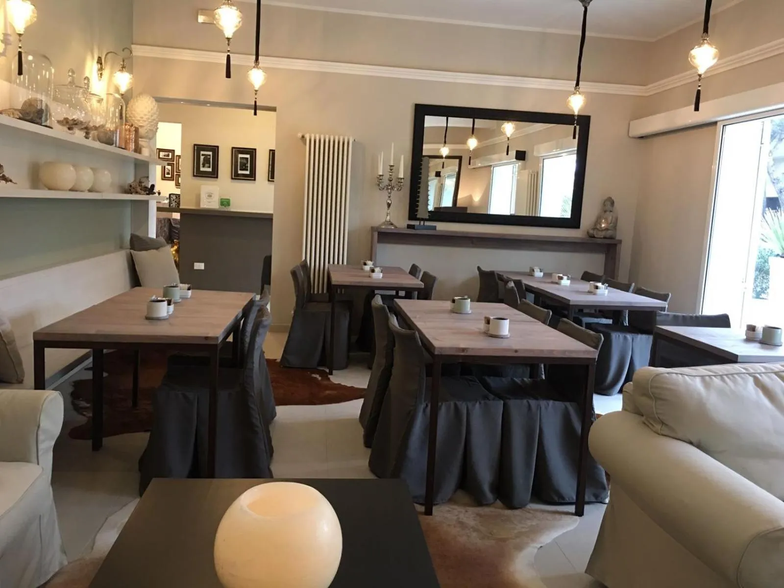 Restaurant/places to eat in Rouge Hotel International