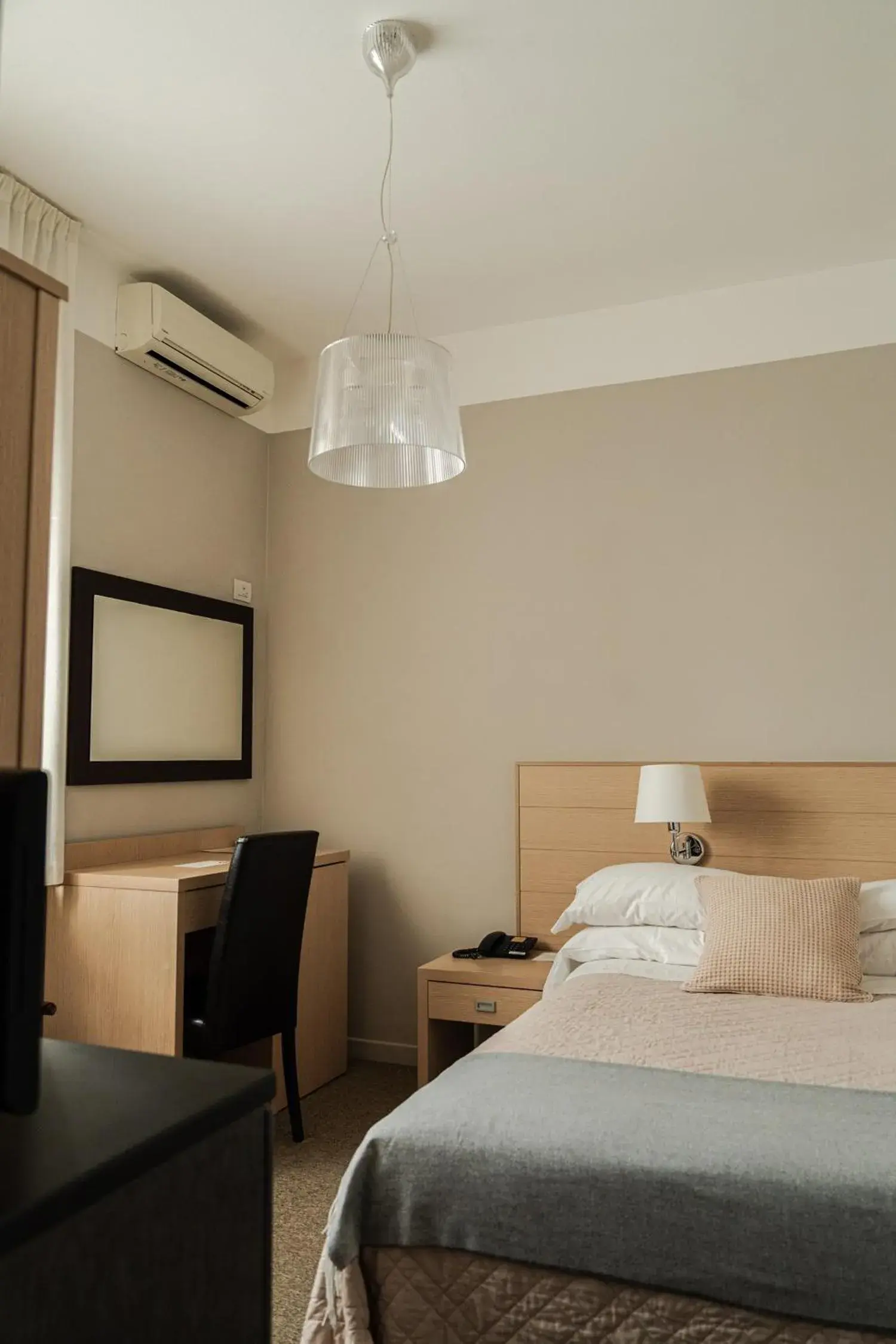 Single Room with Pool View in Rouge Hotel International Single Room with Pool View in Rouge Hotel International