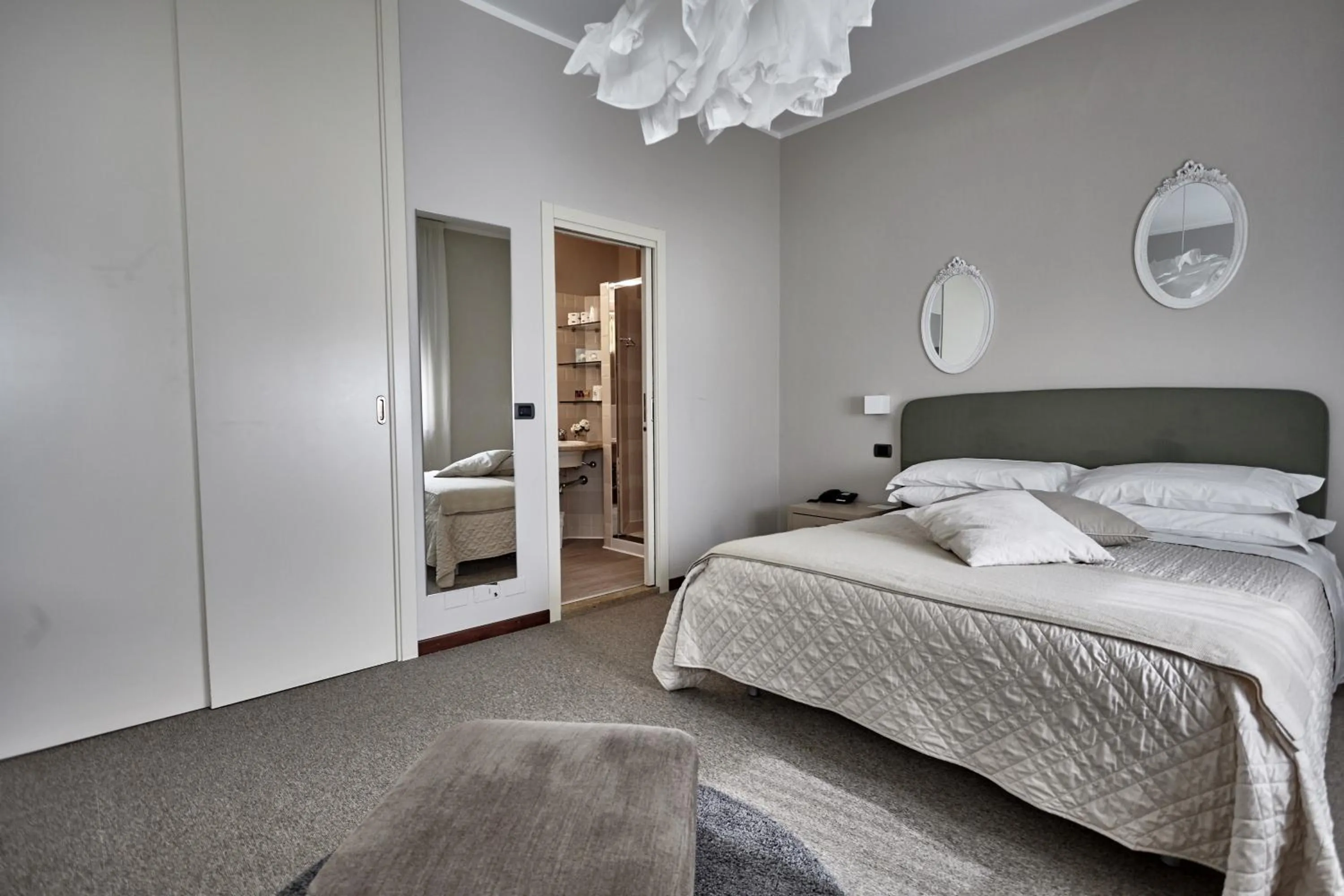 Photo of the whole room, Bed in Rouge Hotel International