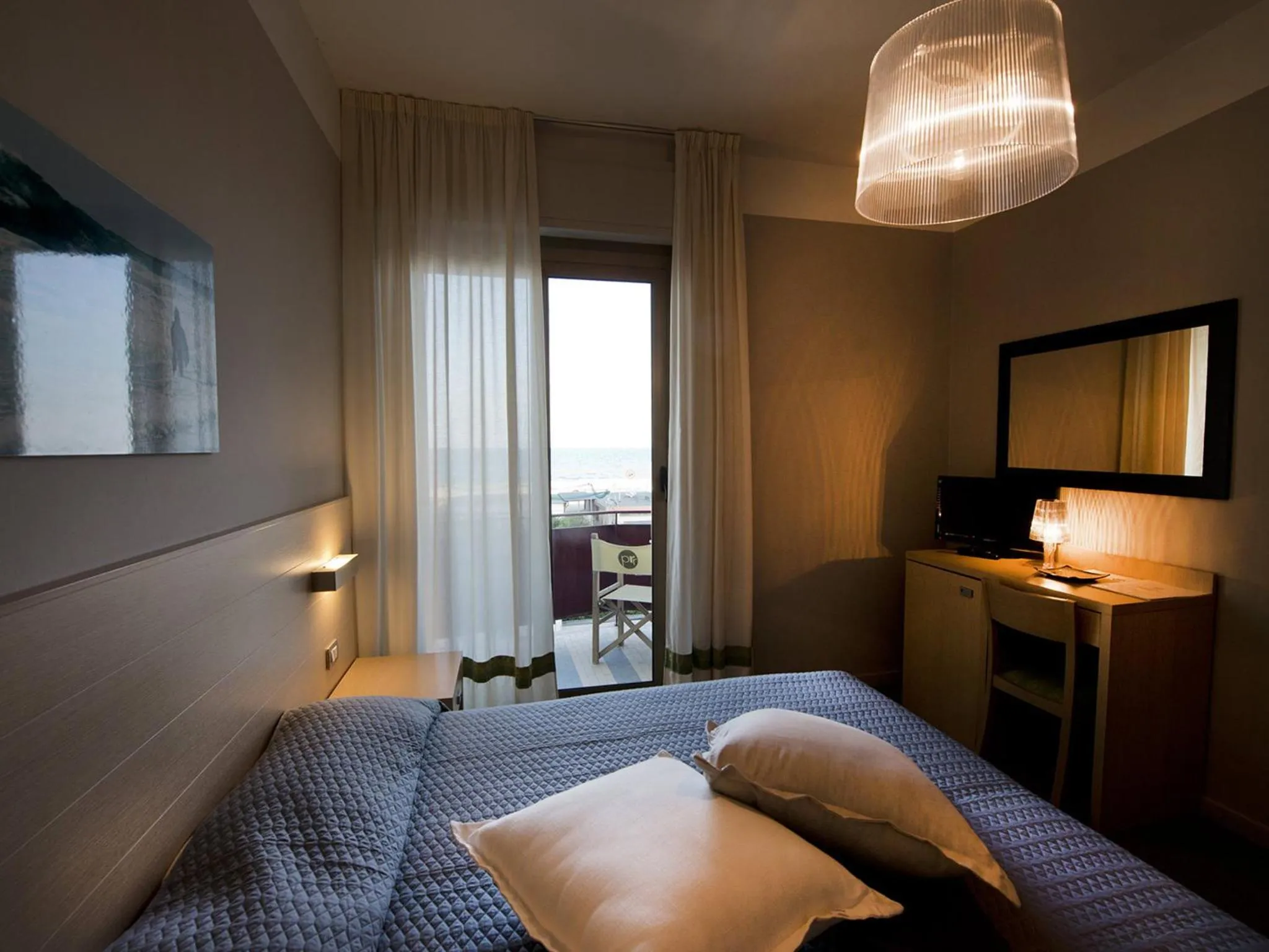 Photo of the whole room, Bed in Rouge Hotel International