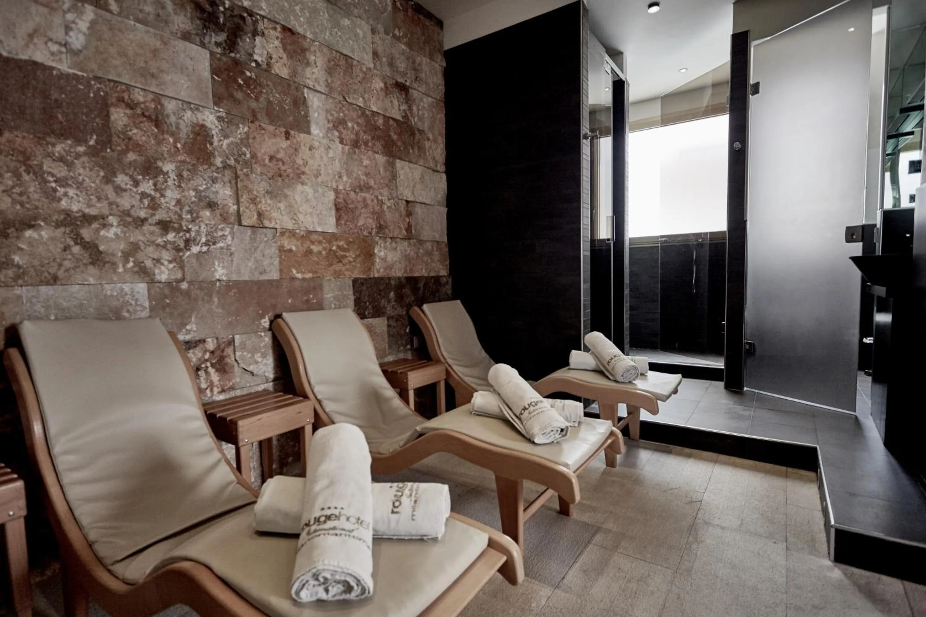 Sauna in Rouge Hotel International