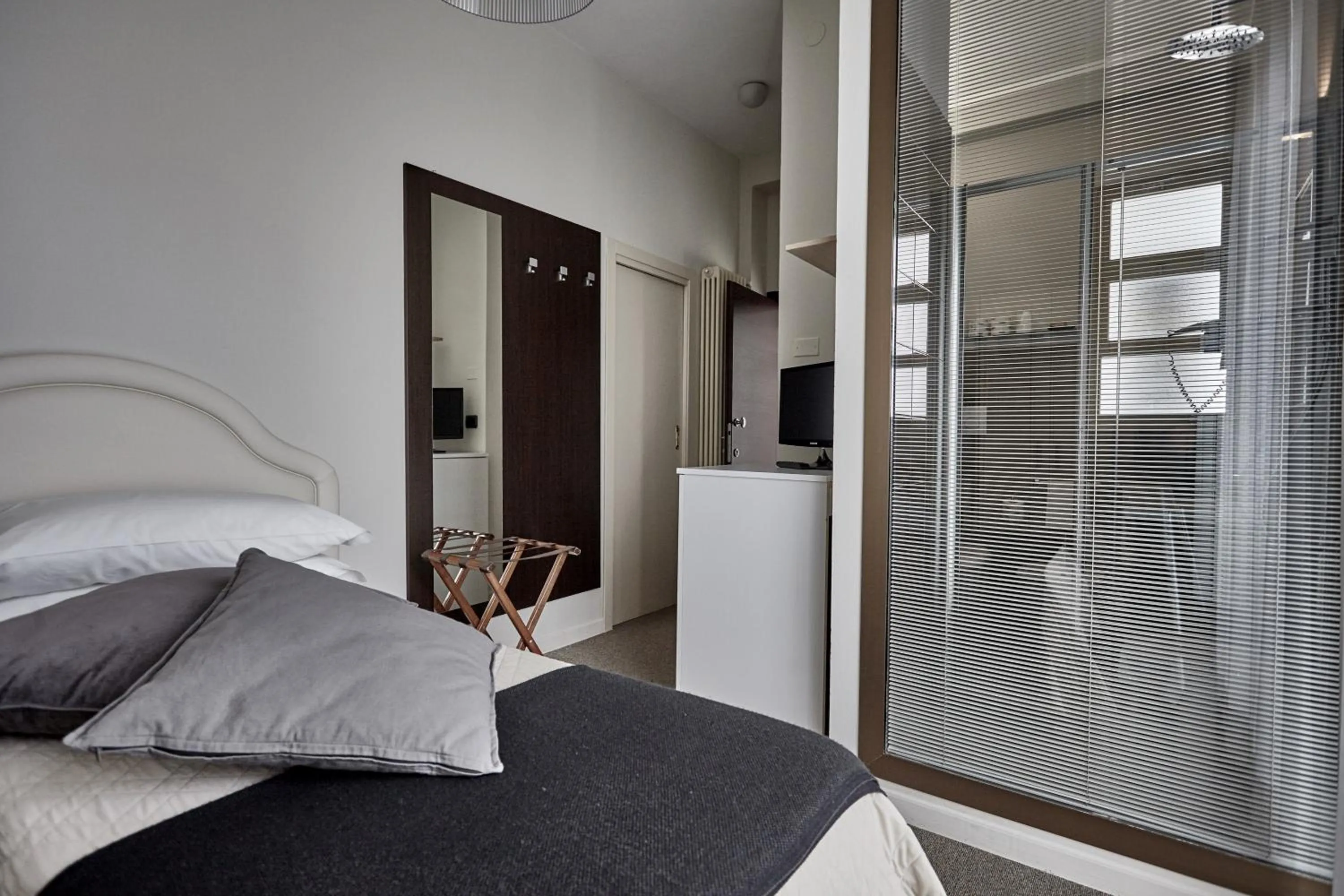 Photo of the whole room, Bed in Rouge Hotel International