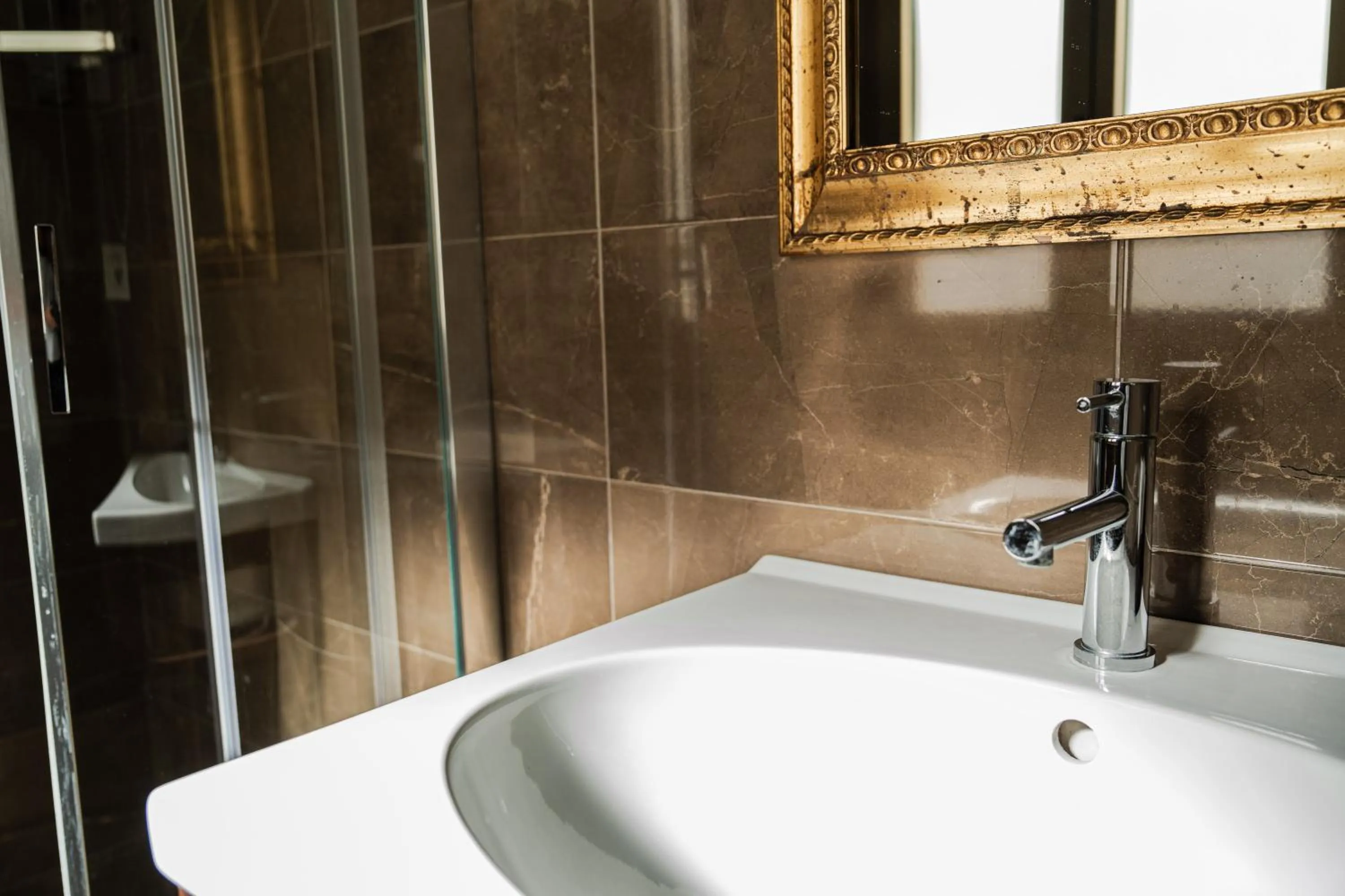 Shower in Rouge Hotel International