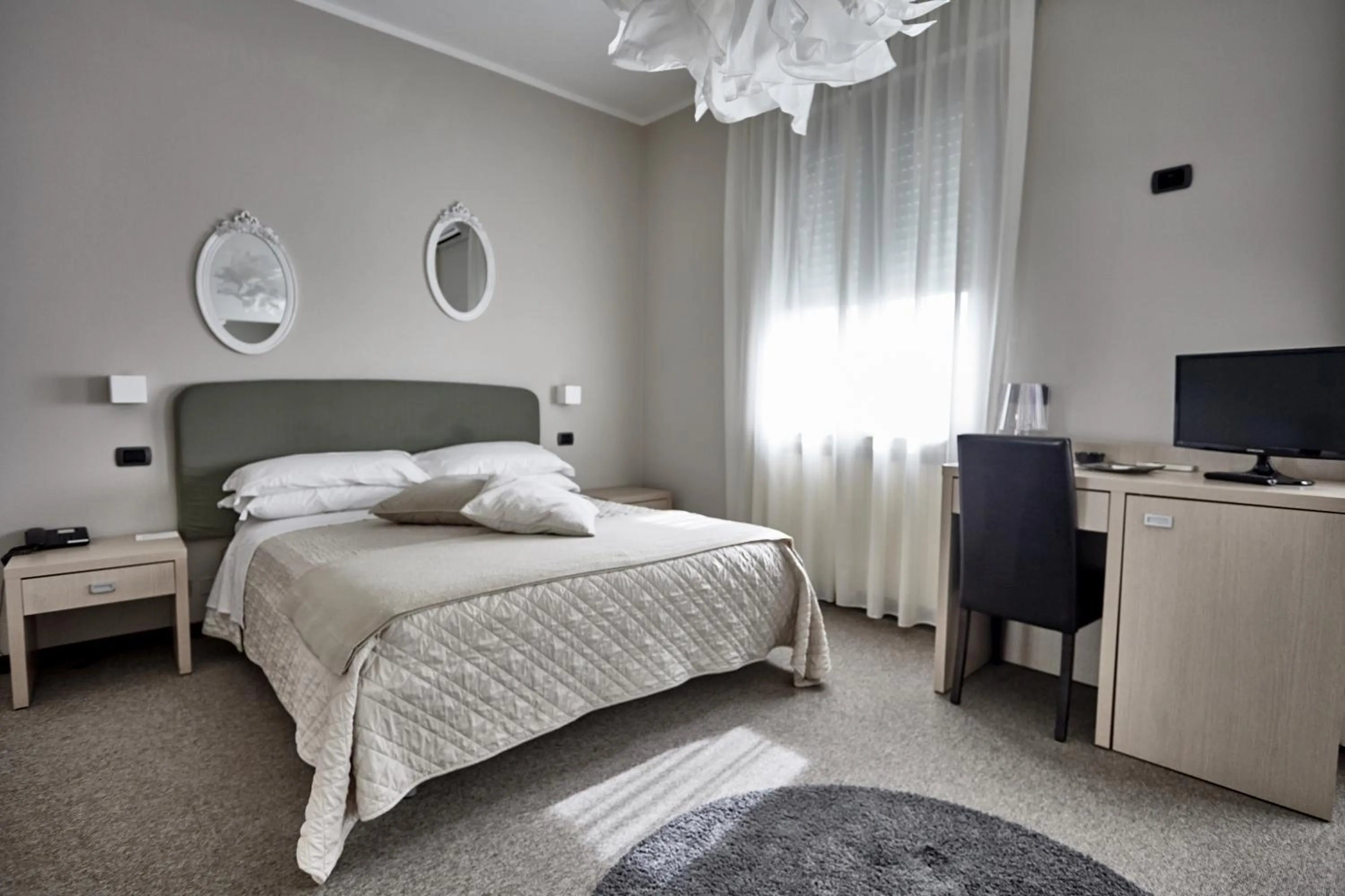 Swimming pool, Bed in Rouge Hotel International