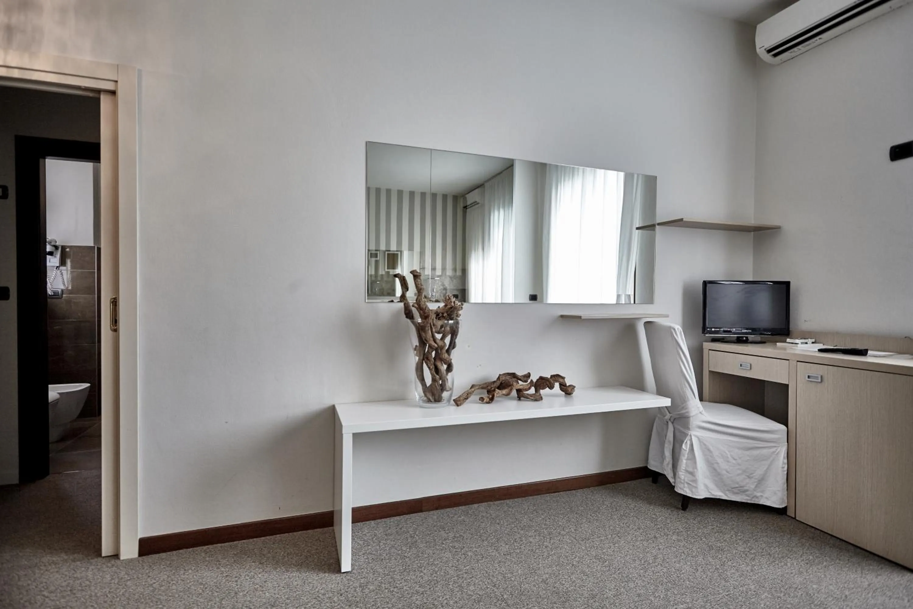 Garden view, Bed in Rouge Hotel International