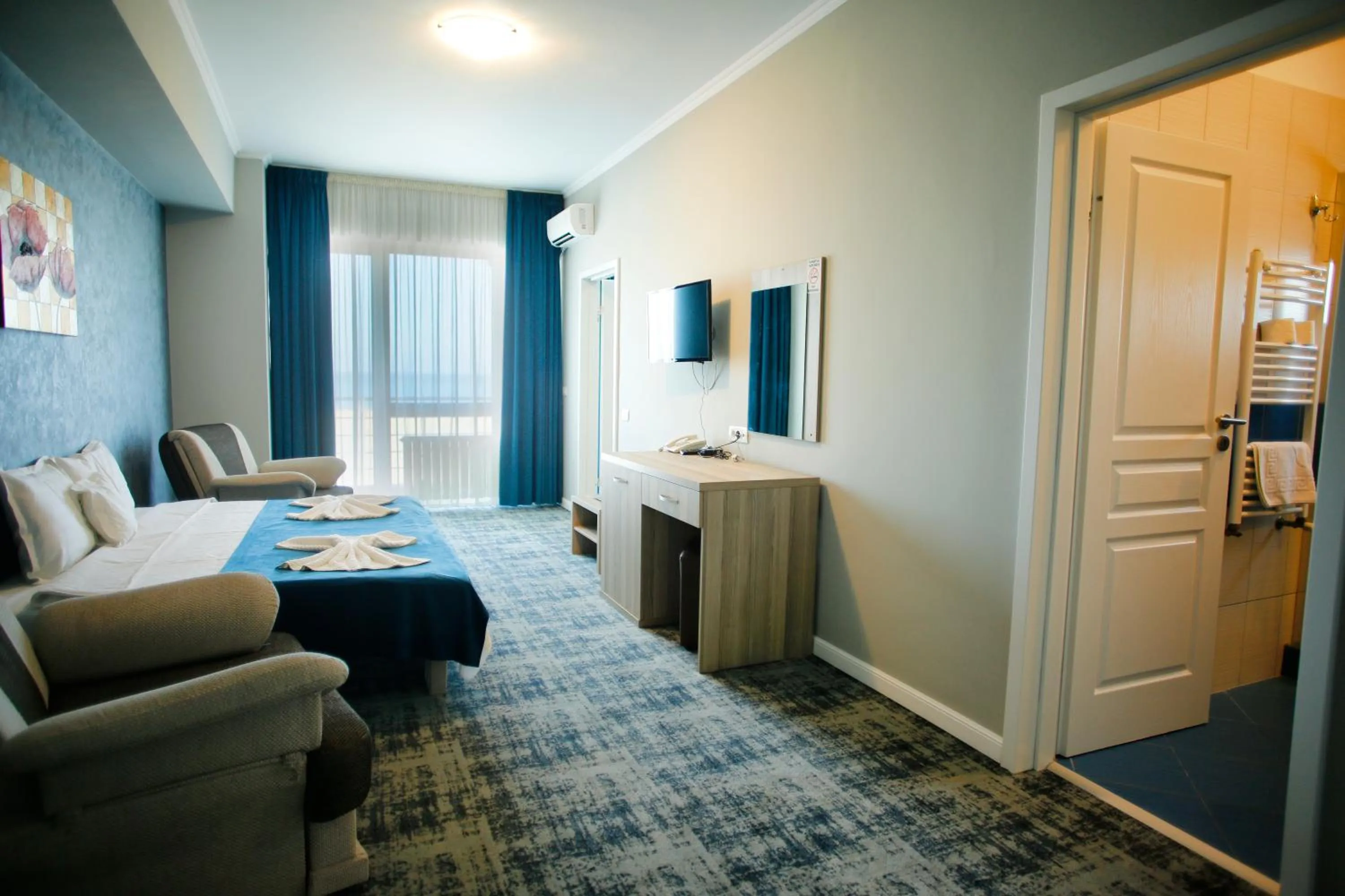 Living room, Bed in Hotel Agapi Mamaia