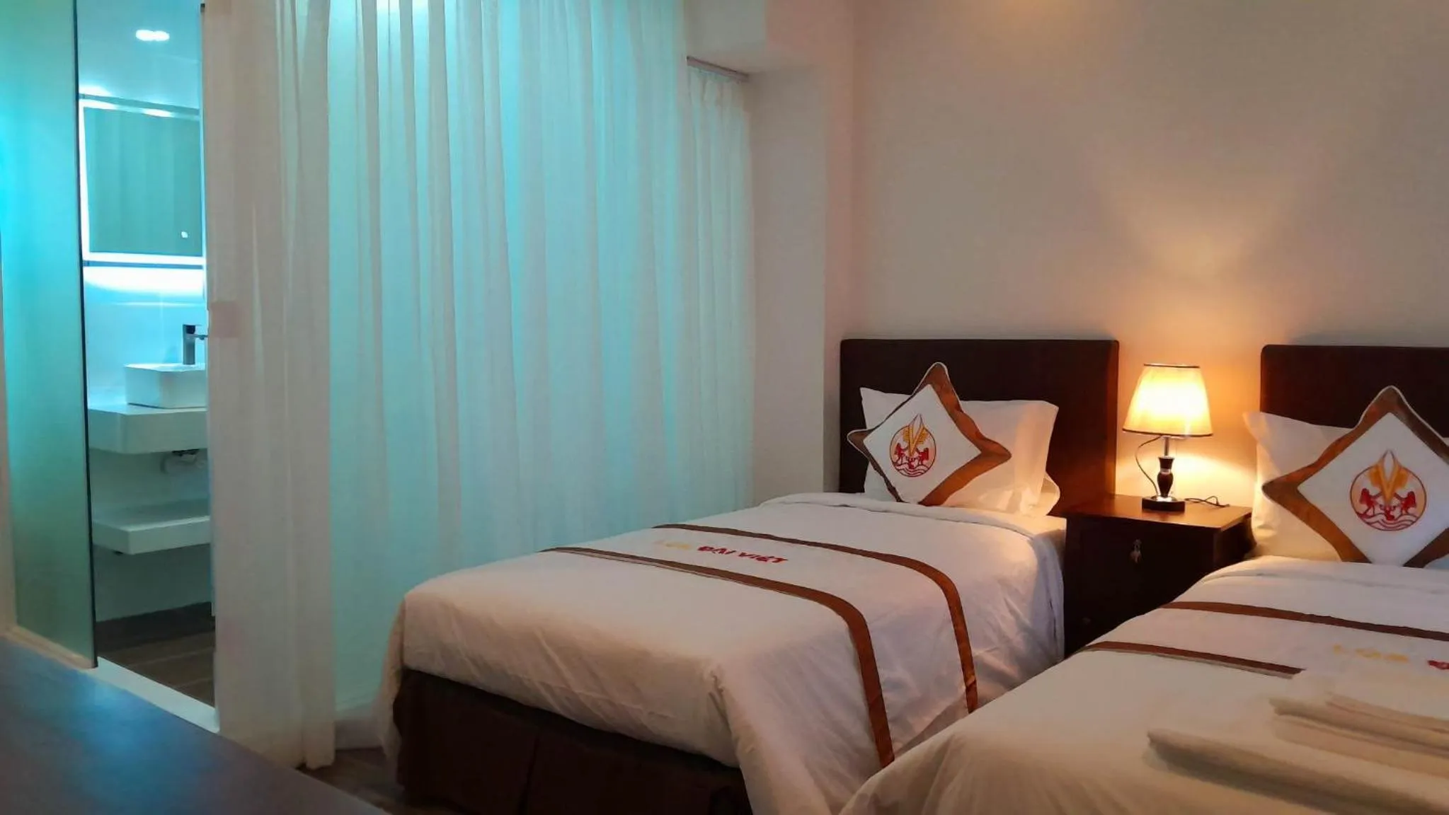 Shower, Bed in THE RICE HOTEL