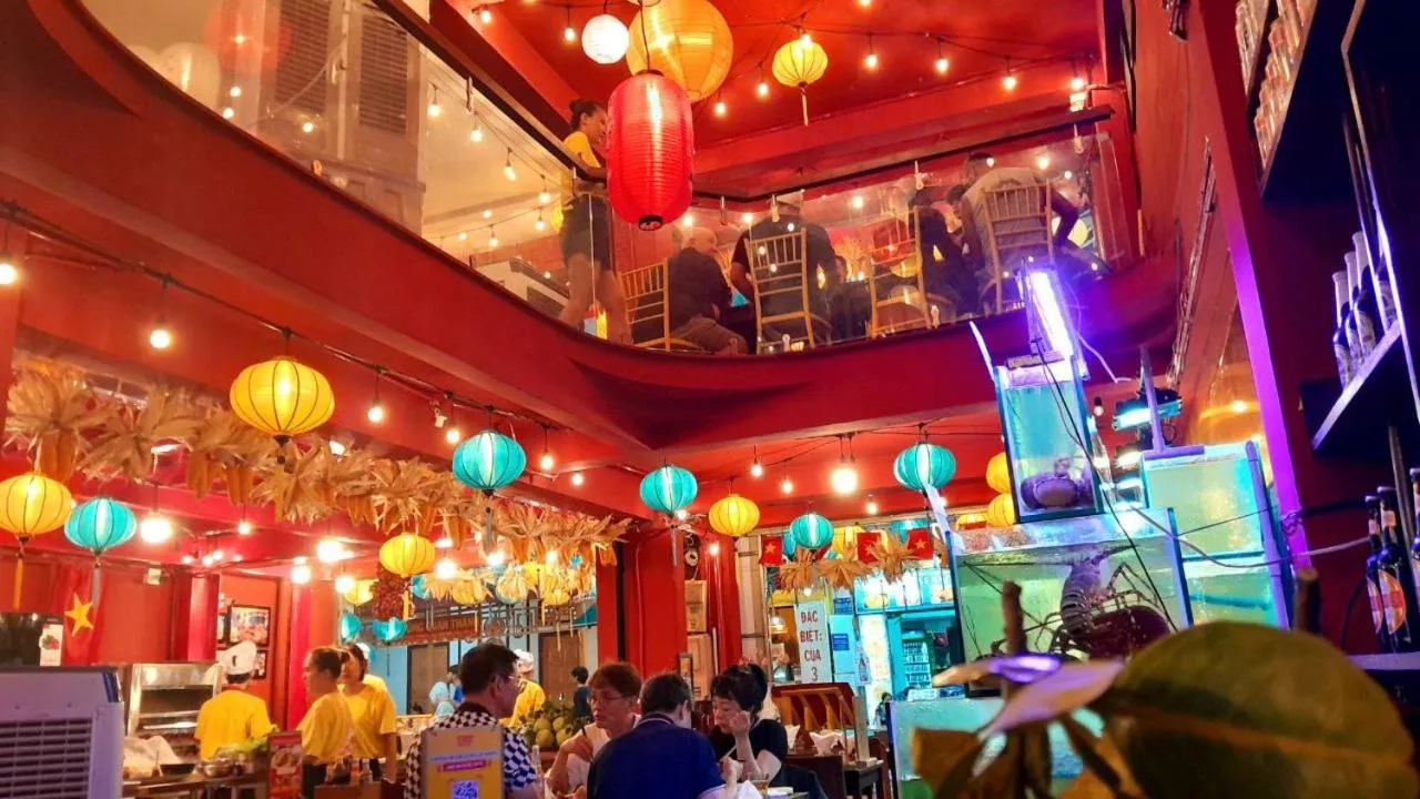 Restaurant/places to eat in THE RICE HOTEL