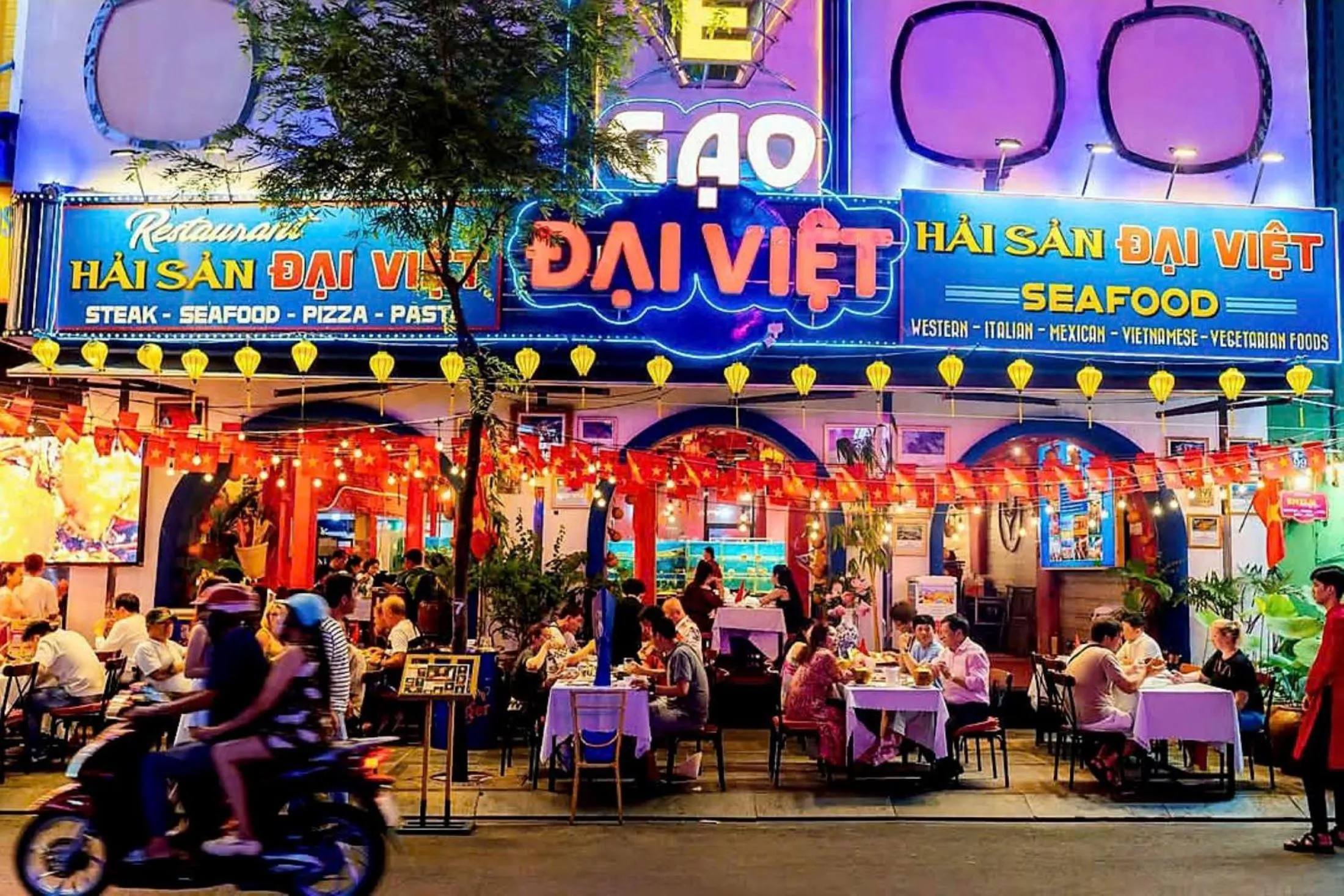 Restaurant/places to eat in THE RICE HOTEL