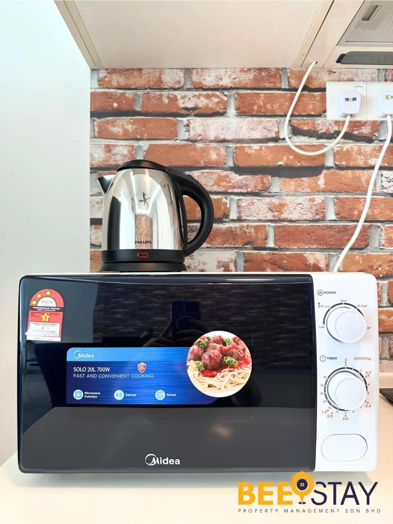 microwave in The Scott Garden Kuala Lumpur by BeeStay Management