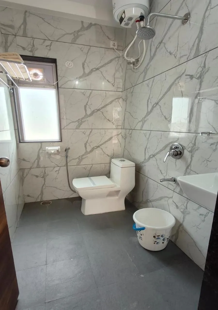 Bathroom in The Sky Imperial Sethji Ni Wadi