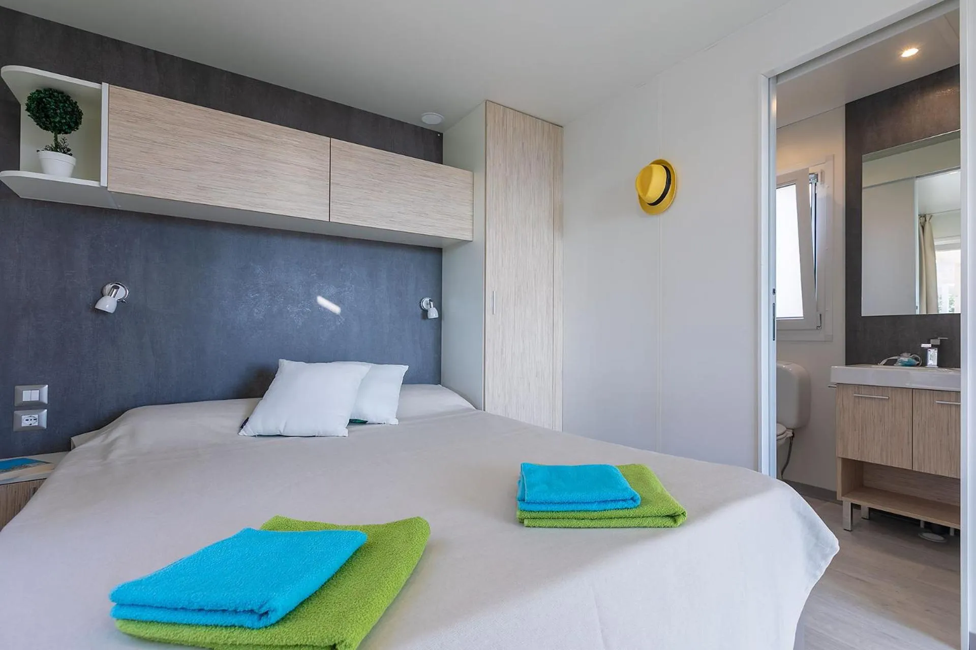 Kitchen or kitchenette, Bed in Holiday Centre Bi village