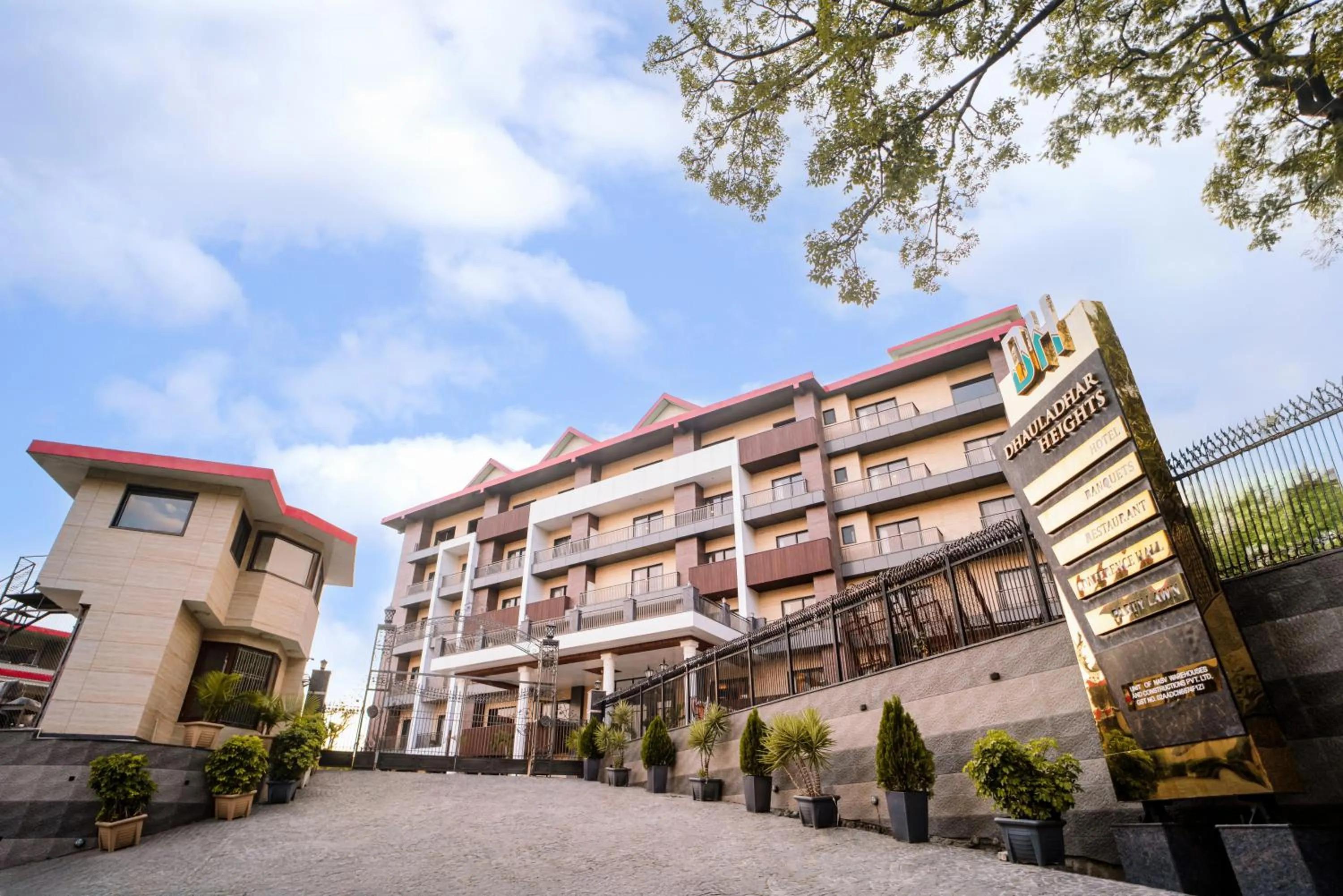 Facade/entrance in Dhauladhar Heights Resort