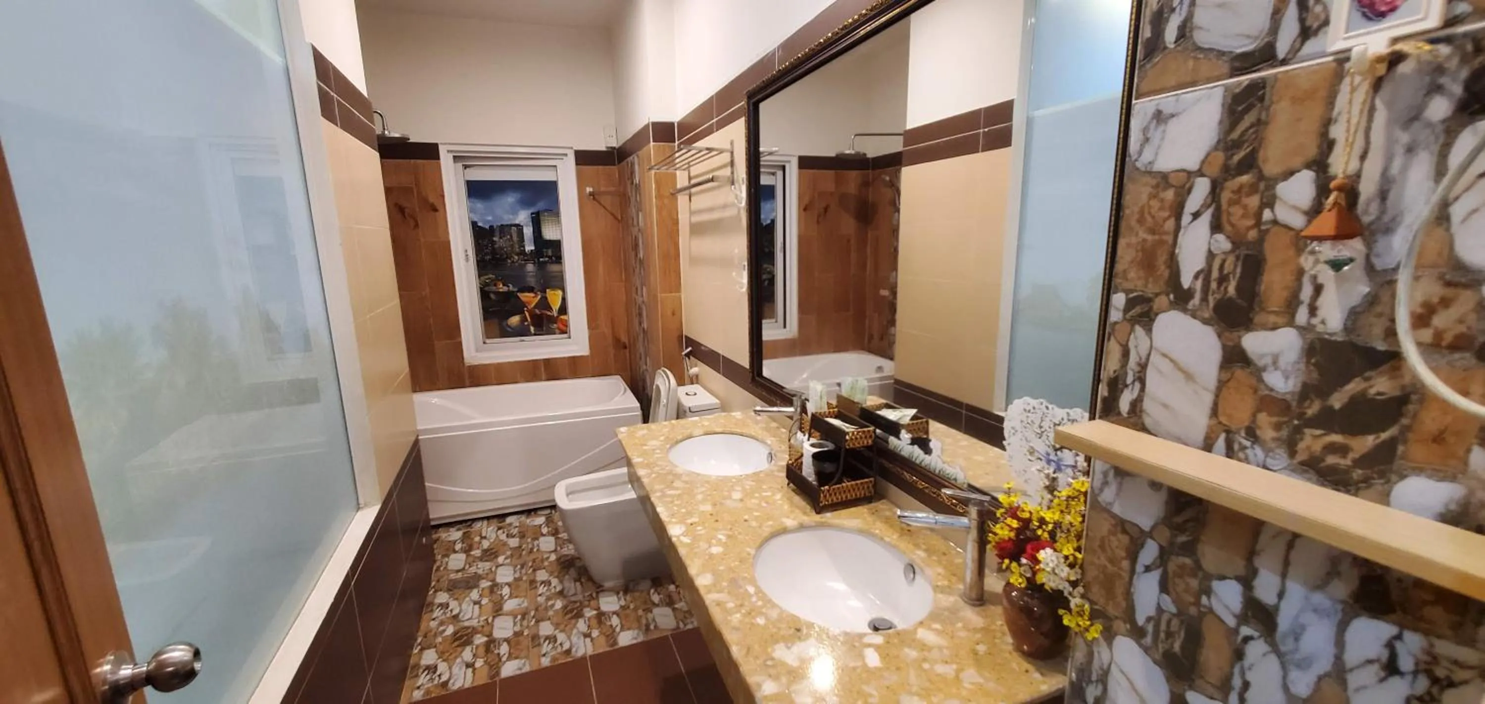 Toilet in Milan Diamond Hotel