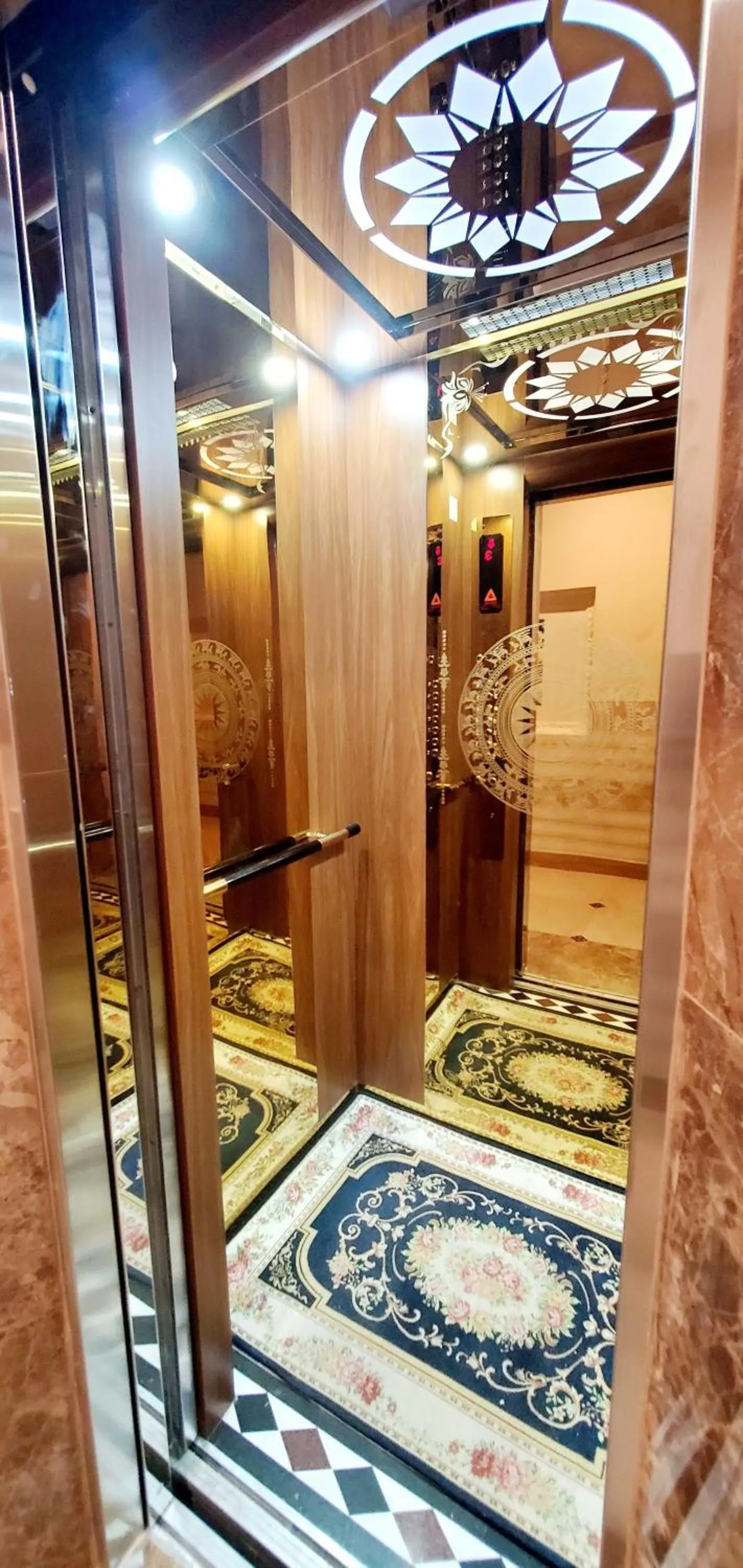 elevator in Milan Diamond Hotel