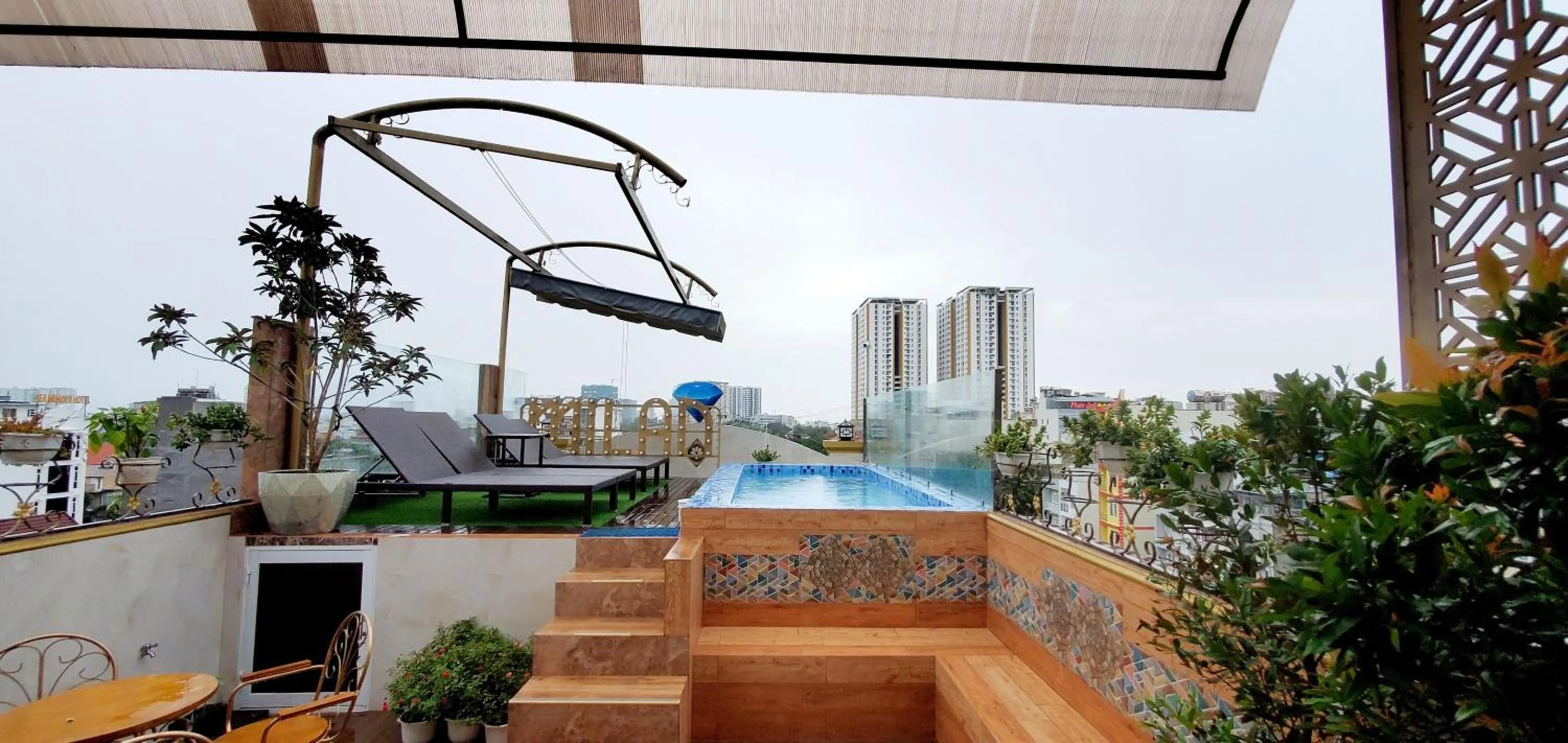 Swimming pool in Milan Diamond Hotel