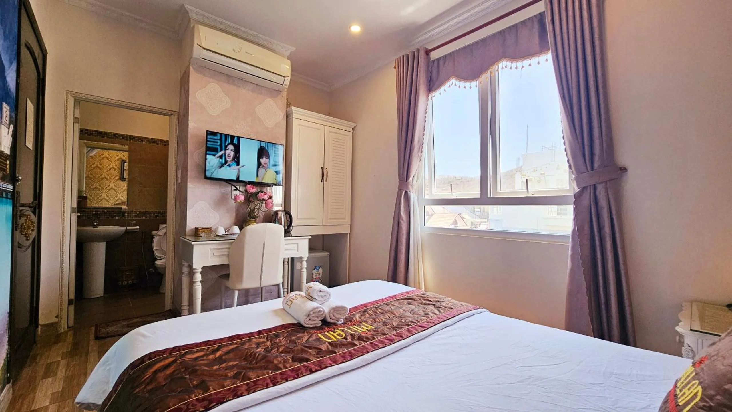 View (from property/room), Bed in Milan Corner Hotel