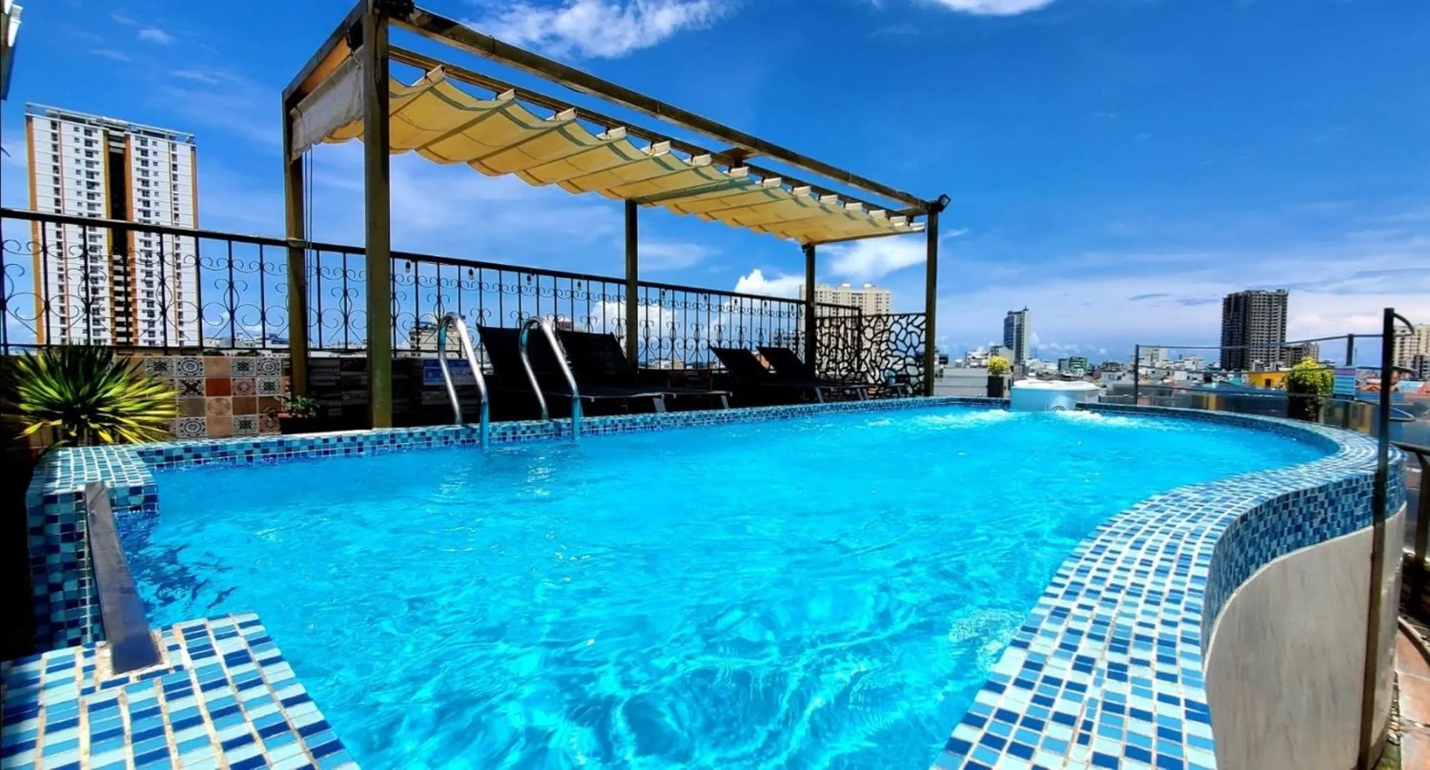 Swimming pool in Milan Corner Hotel