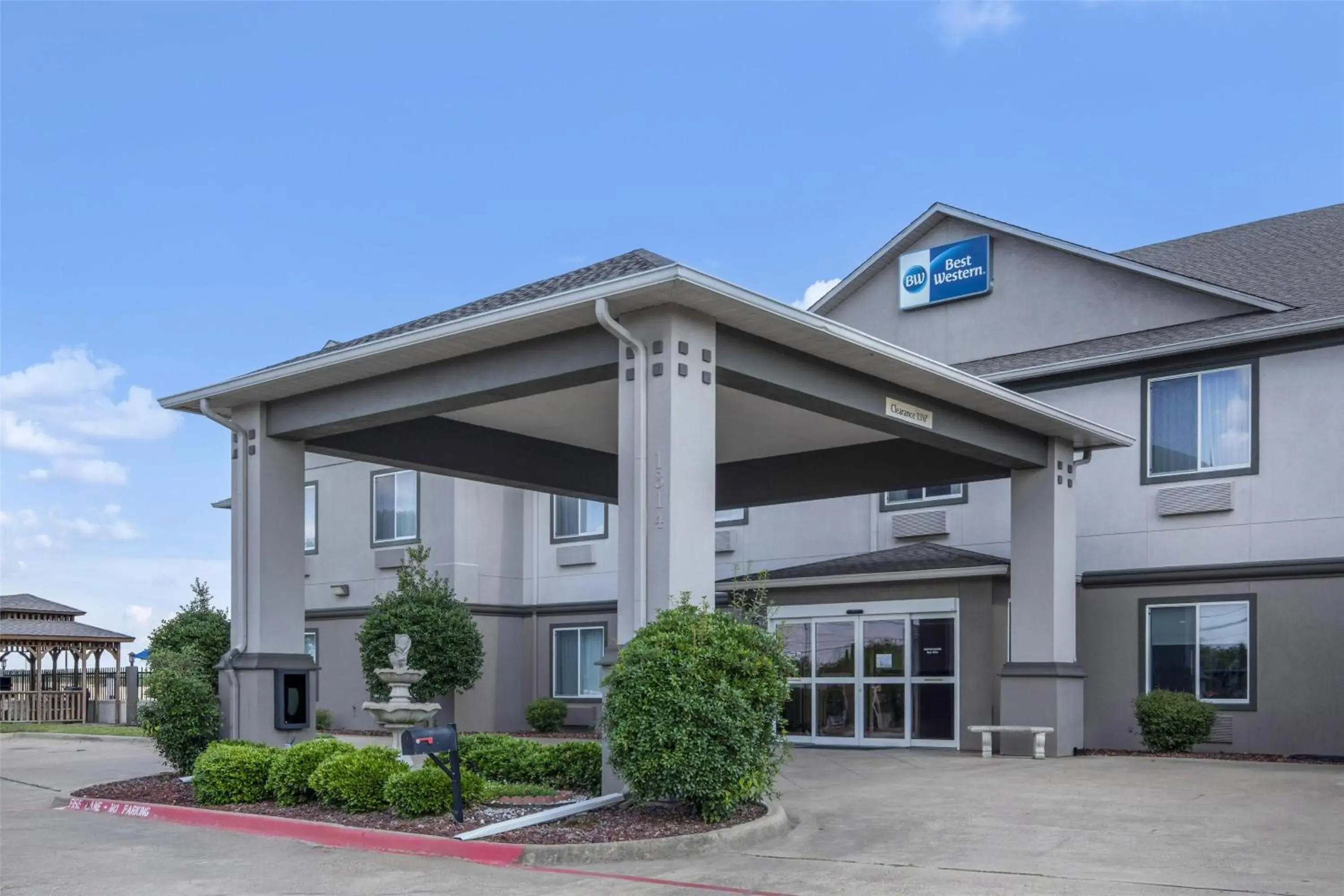 Property building in Best Western Limestone Inn and Suites Property building in Best Western Limestone Inn and Suites