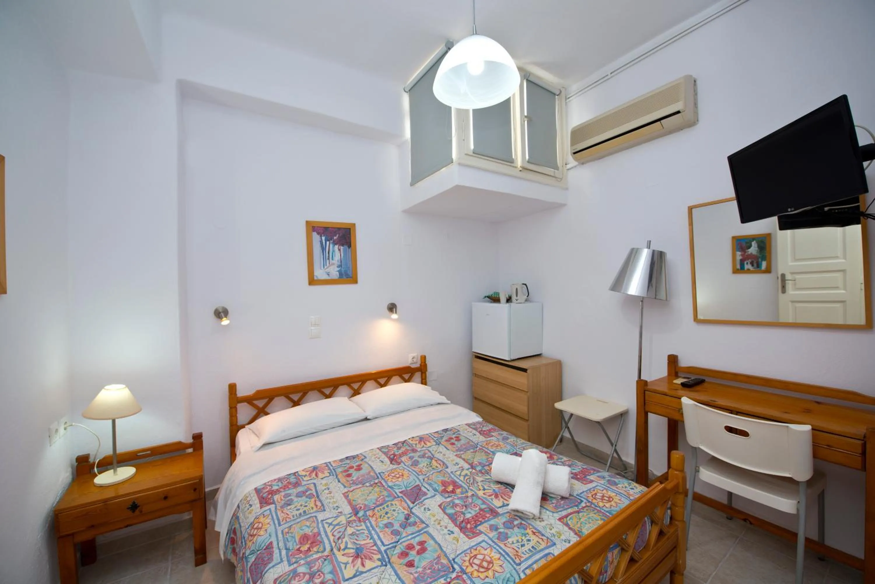 Bathroom, Bed in Karboni Hotel