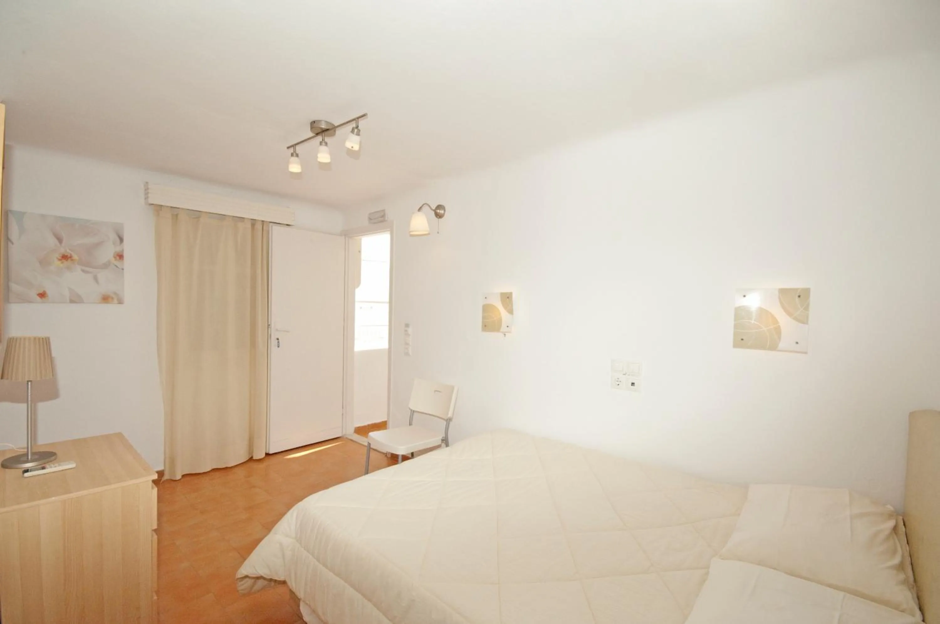 Bathroom, Bed in Karboni Hotel