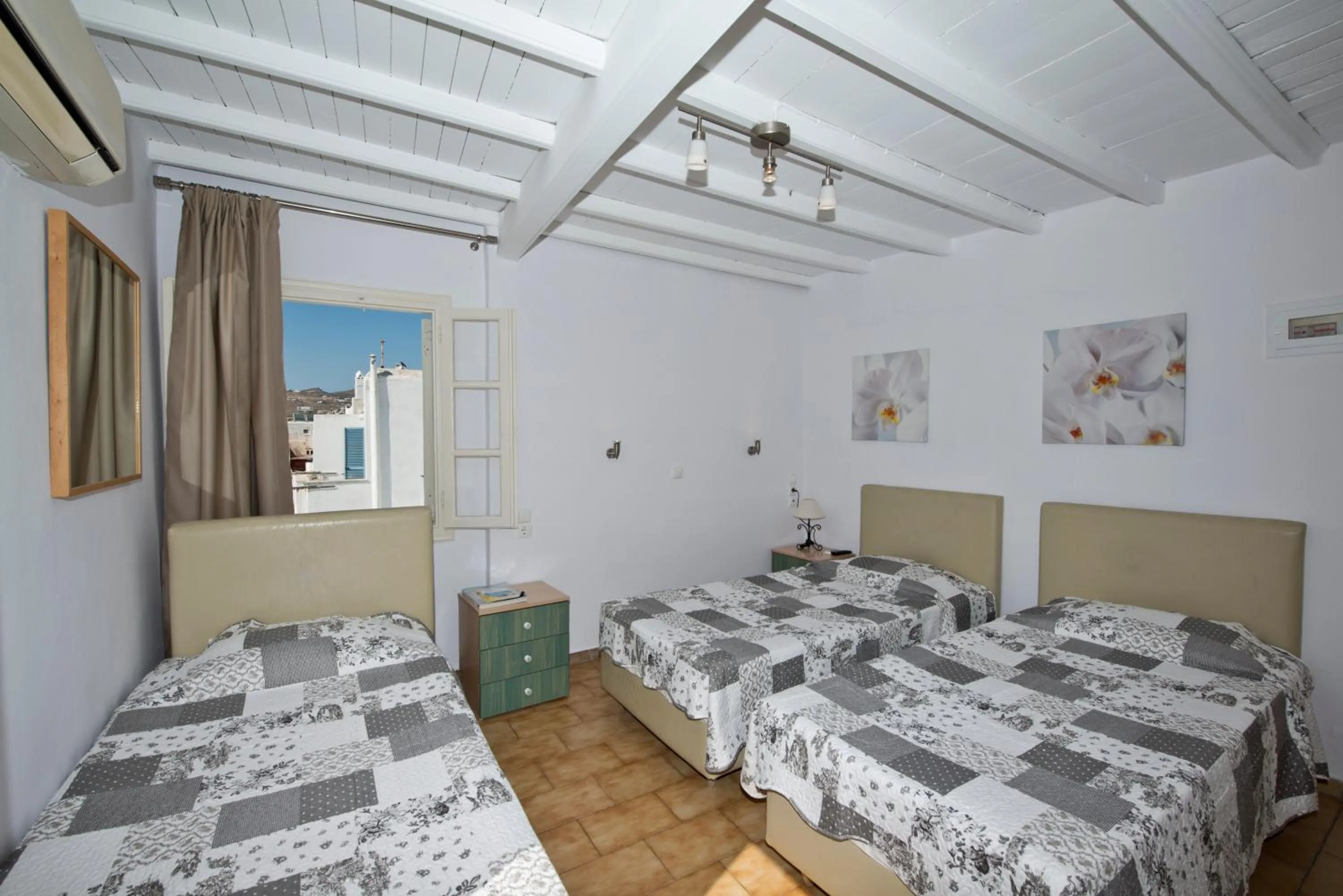 Bathroom, Bed in Karboni Hotel