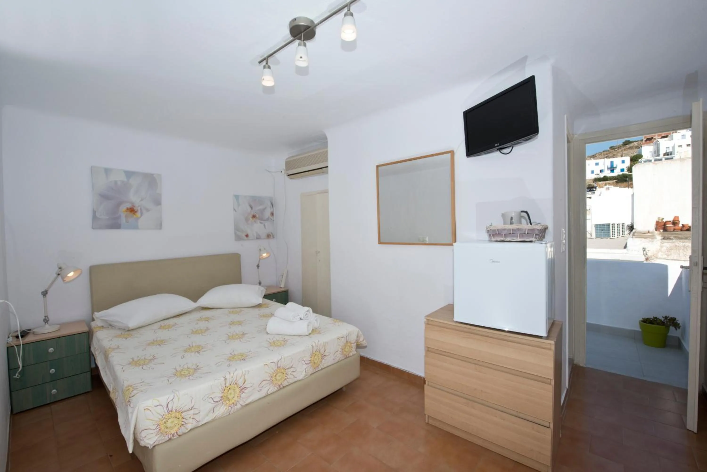 Bathroom, Bed in Karboni Hotel