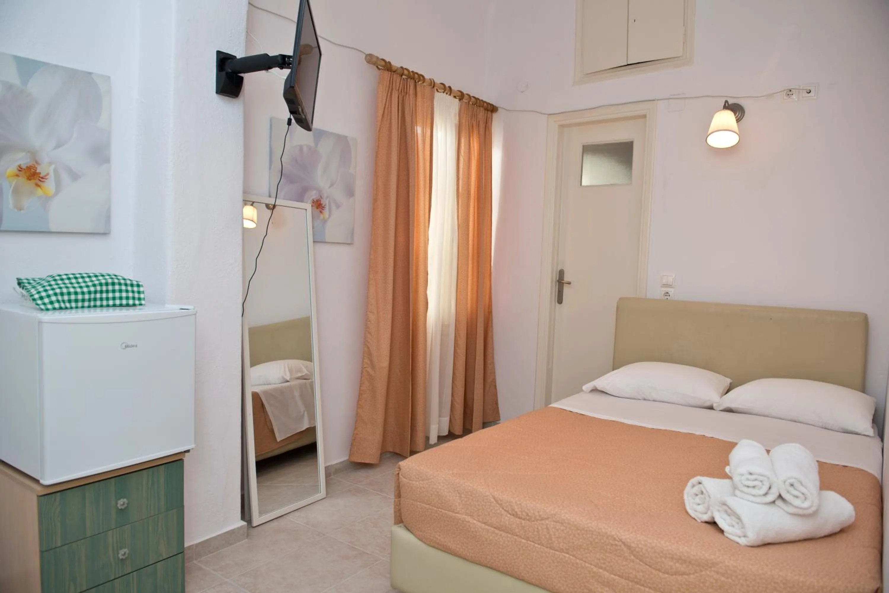 Bathroom, Bed in Karboni Hotel