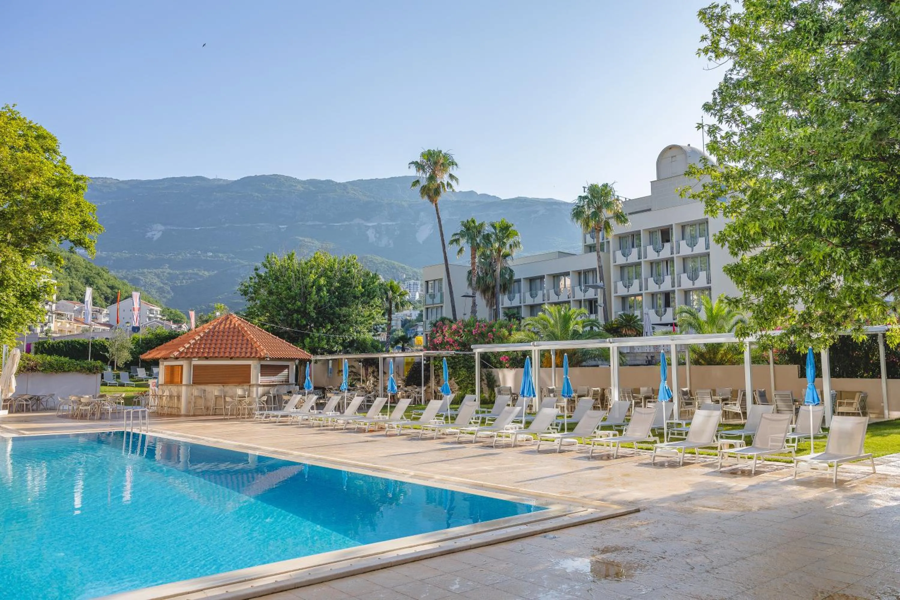 Swimming pool in Hotel Tara Becici