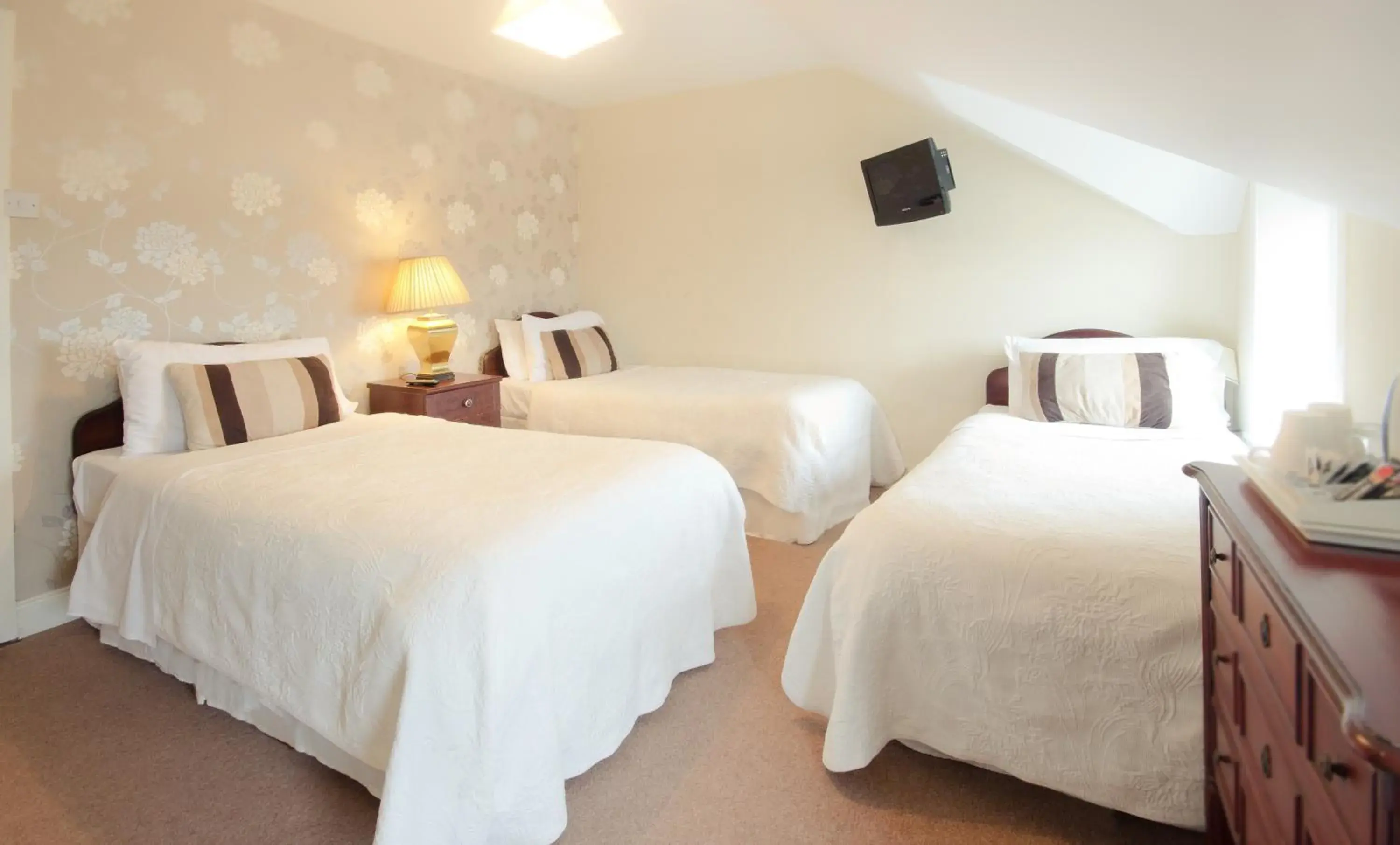 Triple Room in Ennislare House Guest Accommodation Triple Room in Ennislare House Guest Accommodation