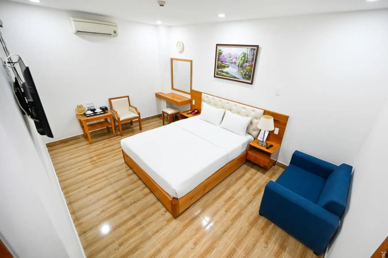 Communal lounge/ TV room, Bed in Vivian Airport Hotel Saigon