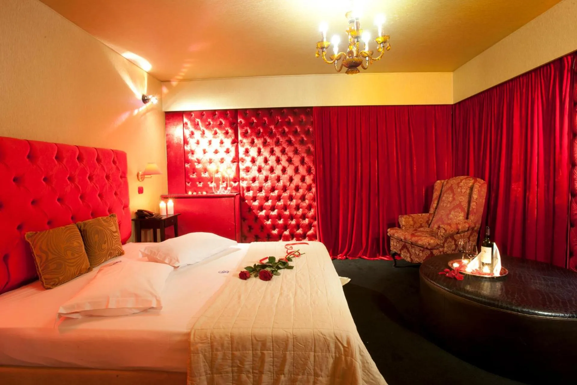 Bedroom, Bed in The Crystal Blue Hotel