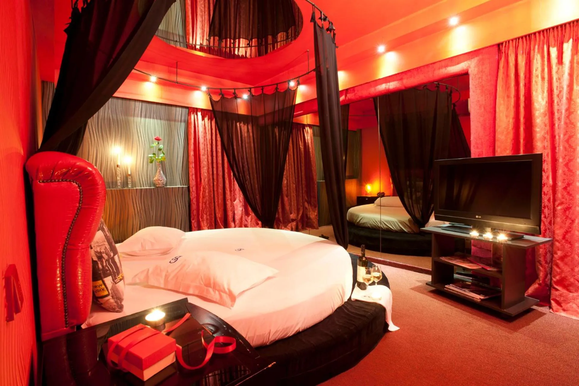 Bedroom, Bed in The Crystal Blue Hotel