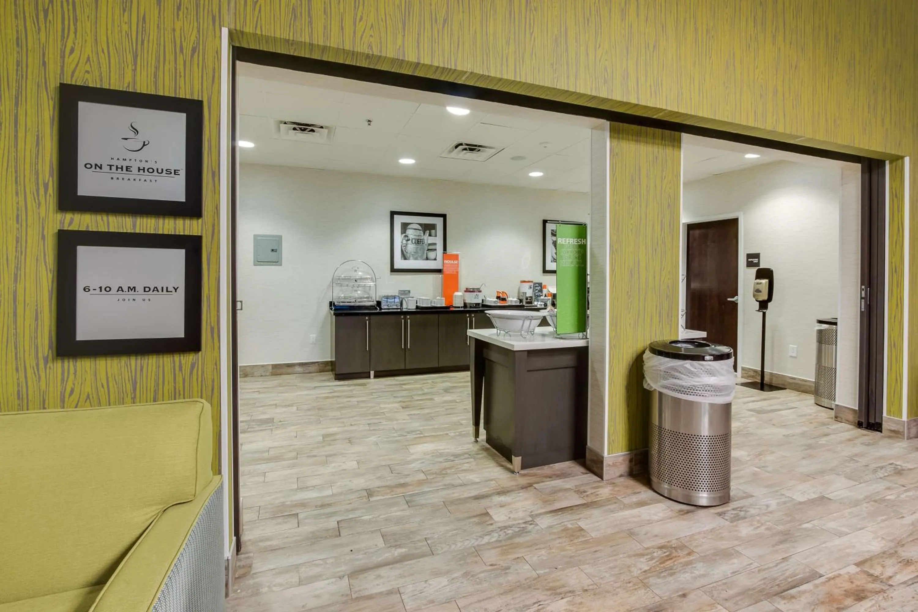 Dining area in Hampton Inn White House