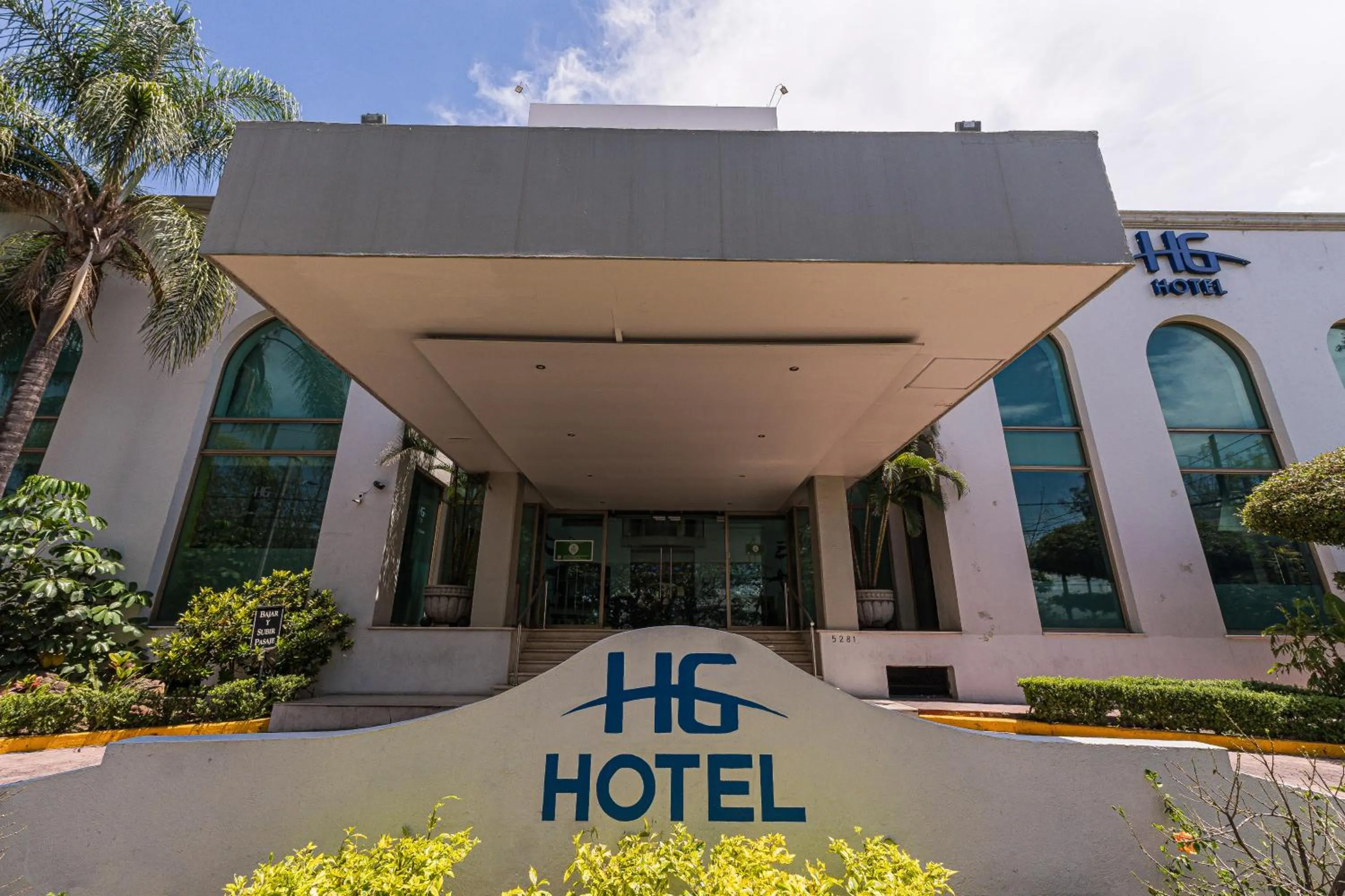 Facade/entrance in HG Hotel