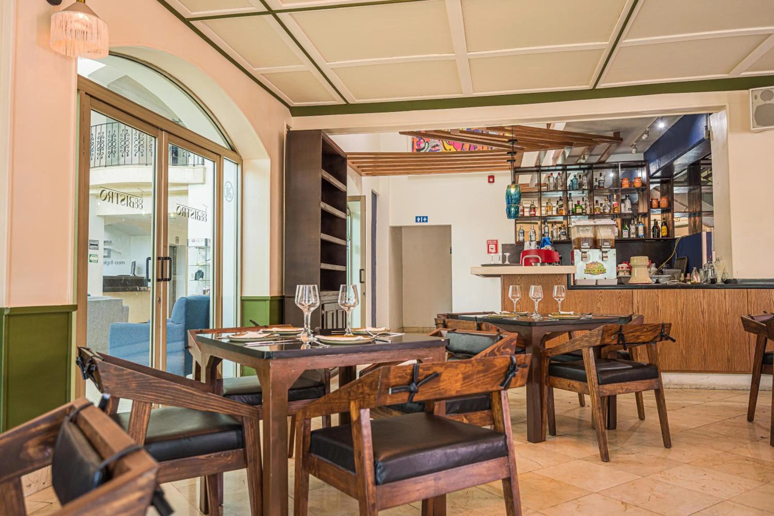 Restaurant/places to eat in HG Hotel