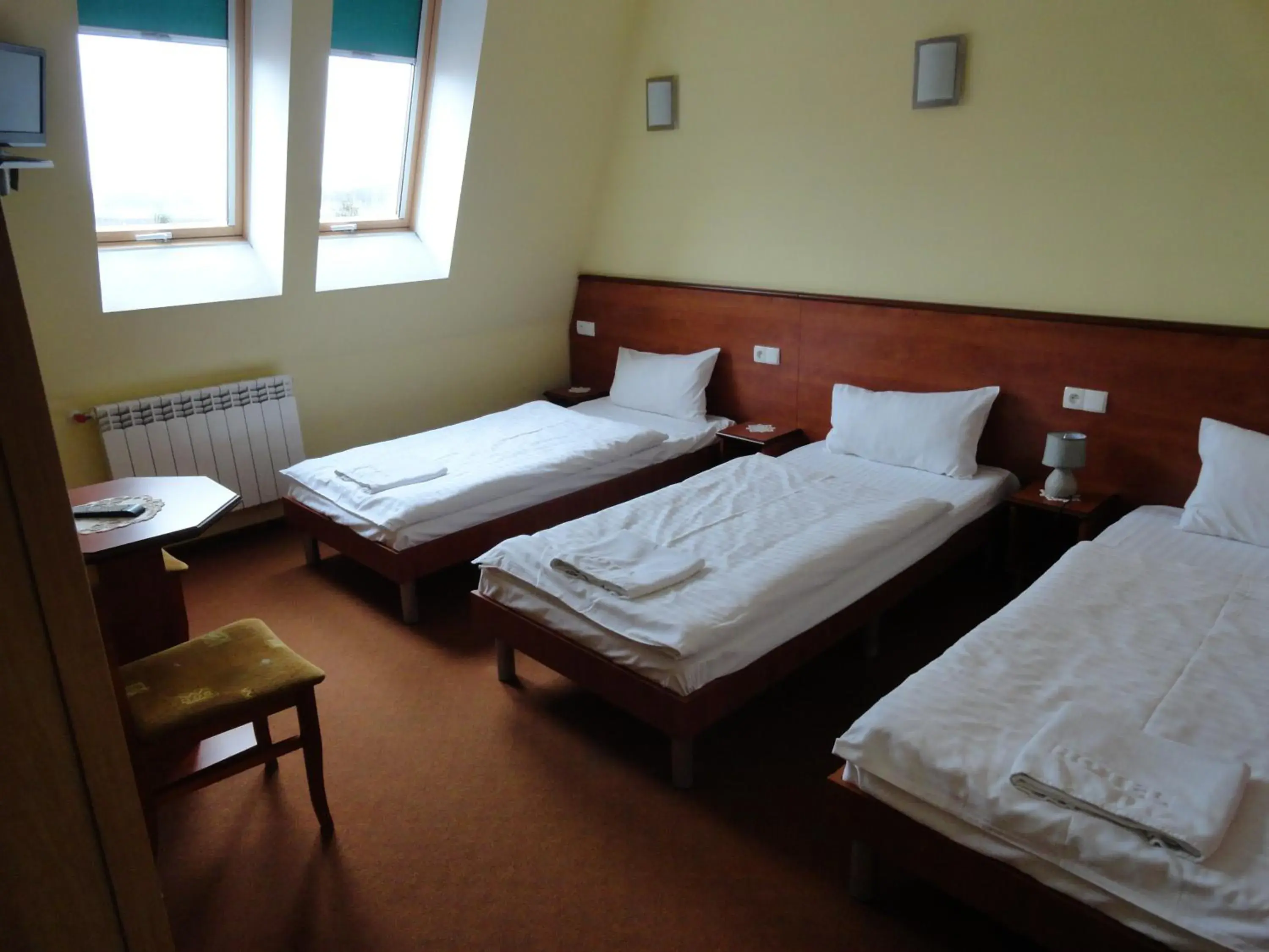 Triple Room with Bathroom - single occupancy in Hotel Wielkopolanka Triple Room with Bathroom - single occupancy in Hotel Wielkopolanka