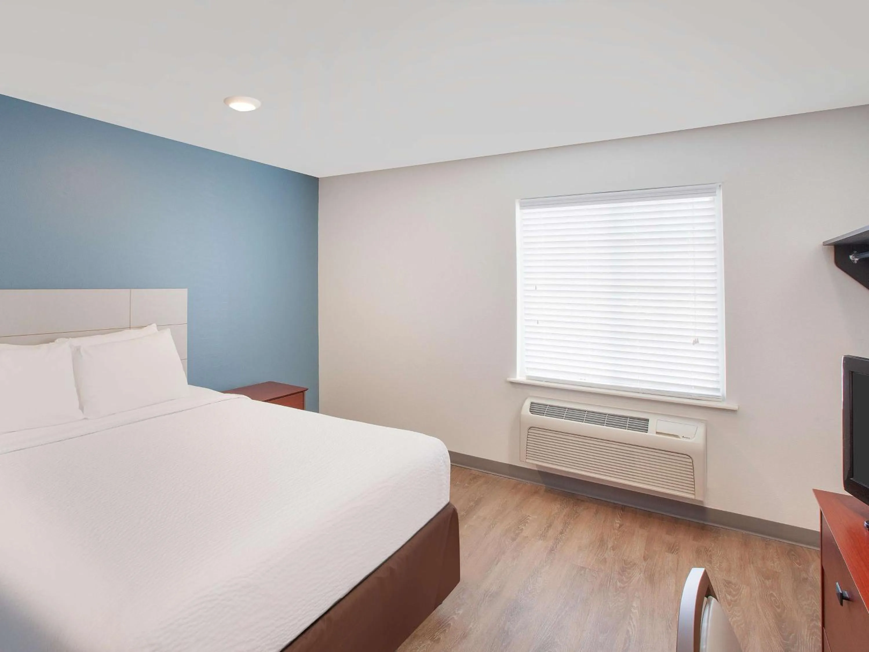 Bedroom, Bed in Extended Stay America Select Suites - Bentonville
