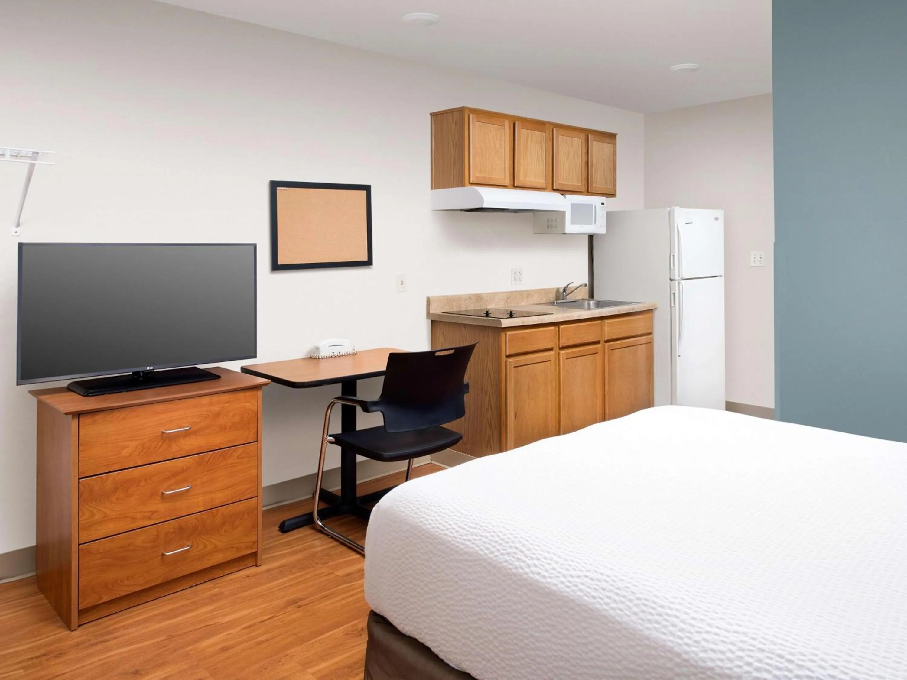 Bedroom, Bed in Extended Stay America Select Suites - Bentonville