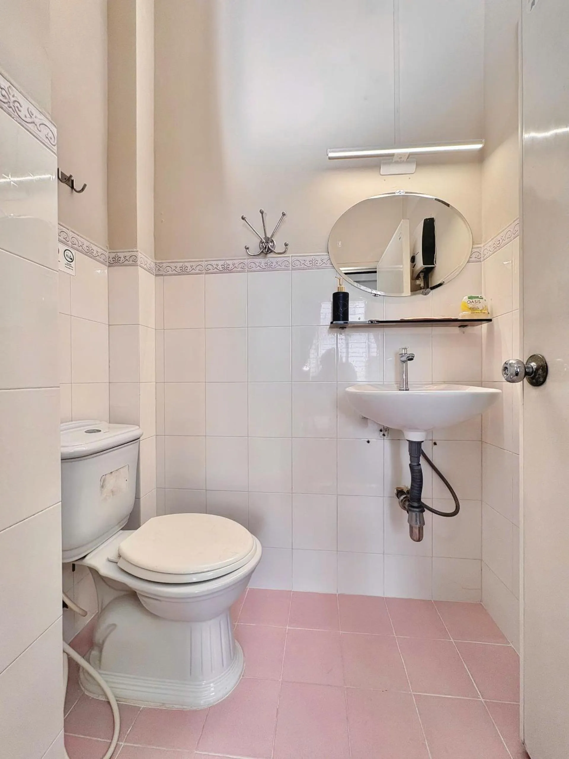 Toilet in BÊ TÔNG RESIDENCES HOMESTAY