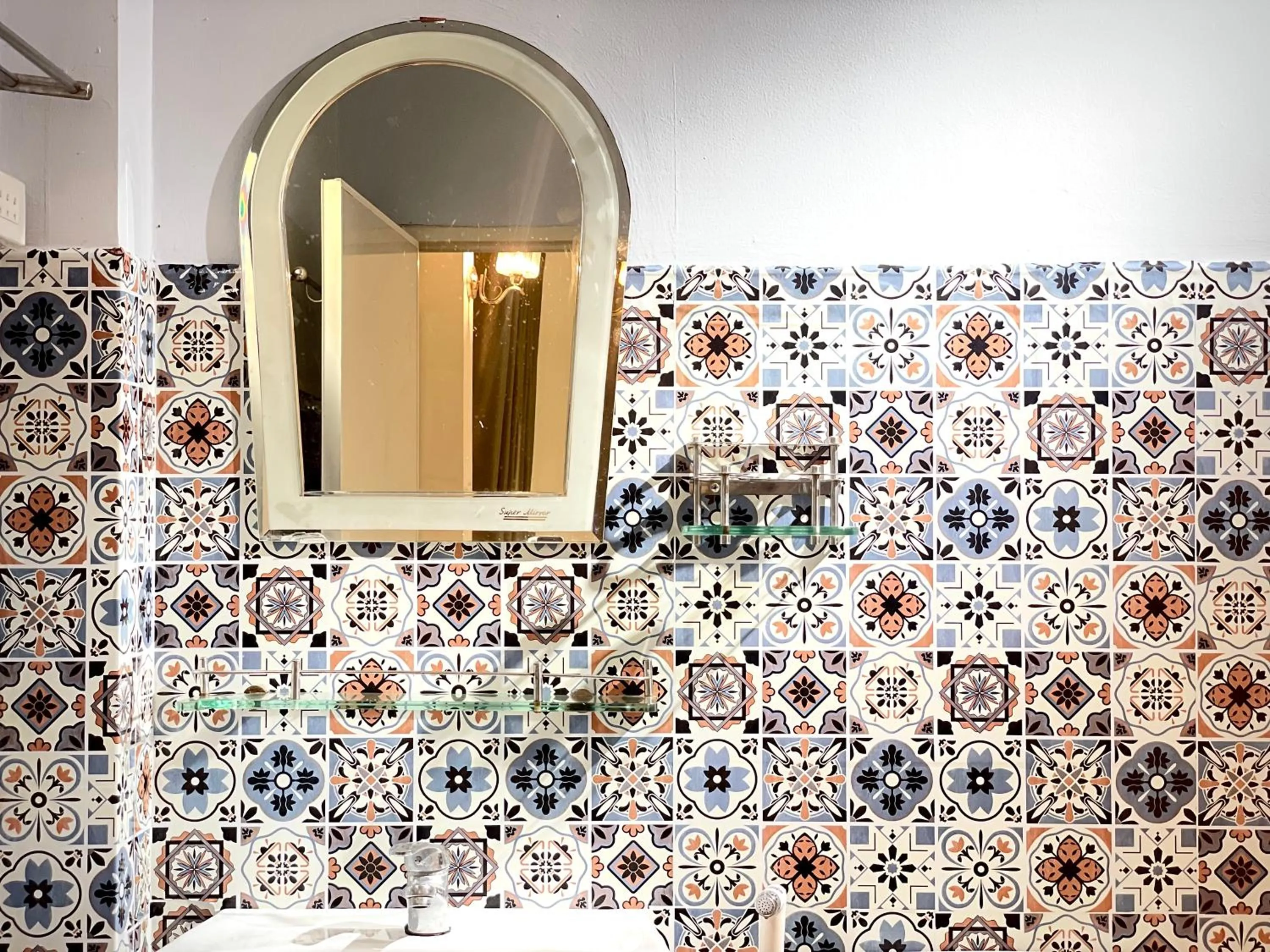 Shower in BÊ TÔNG RESIDENCES HOMESTAY