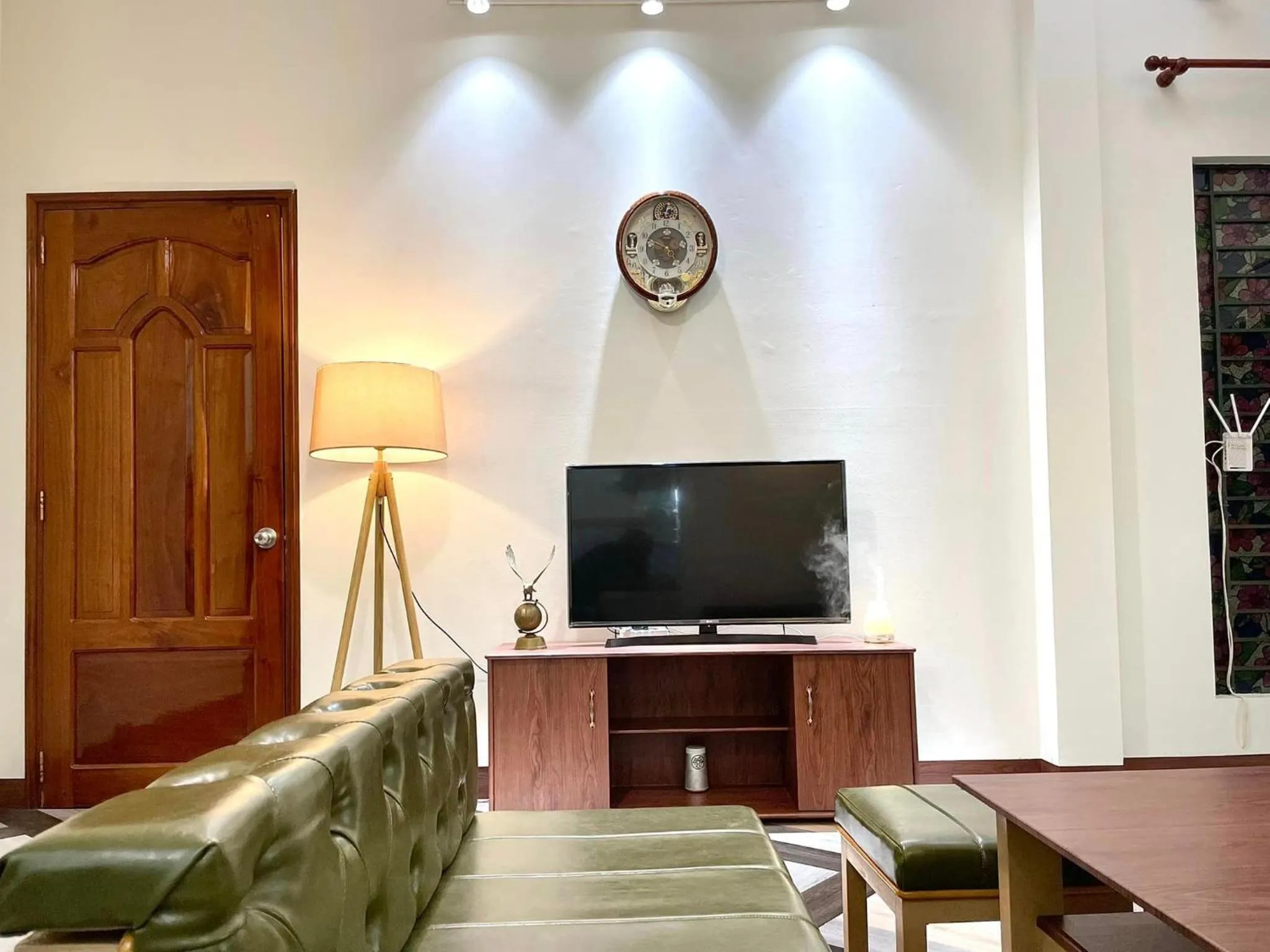 Communal lounge/ TV room in BÊ TÔNG RESIDENCES HOMESTAY